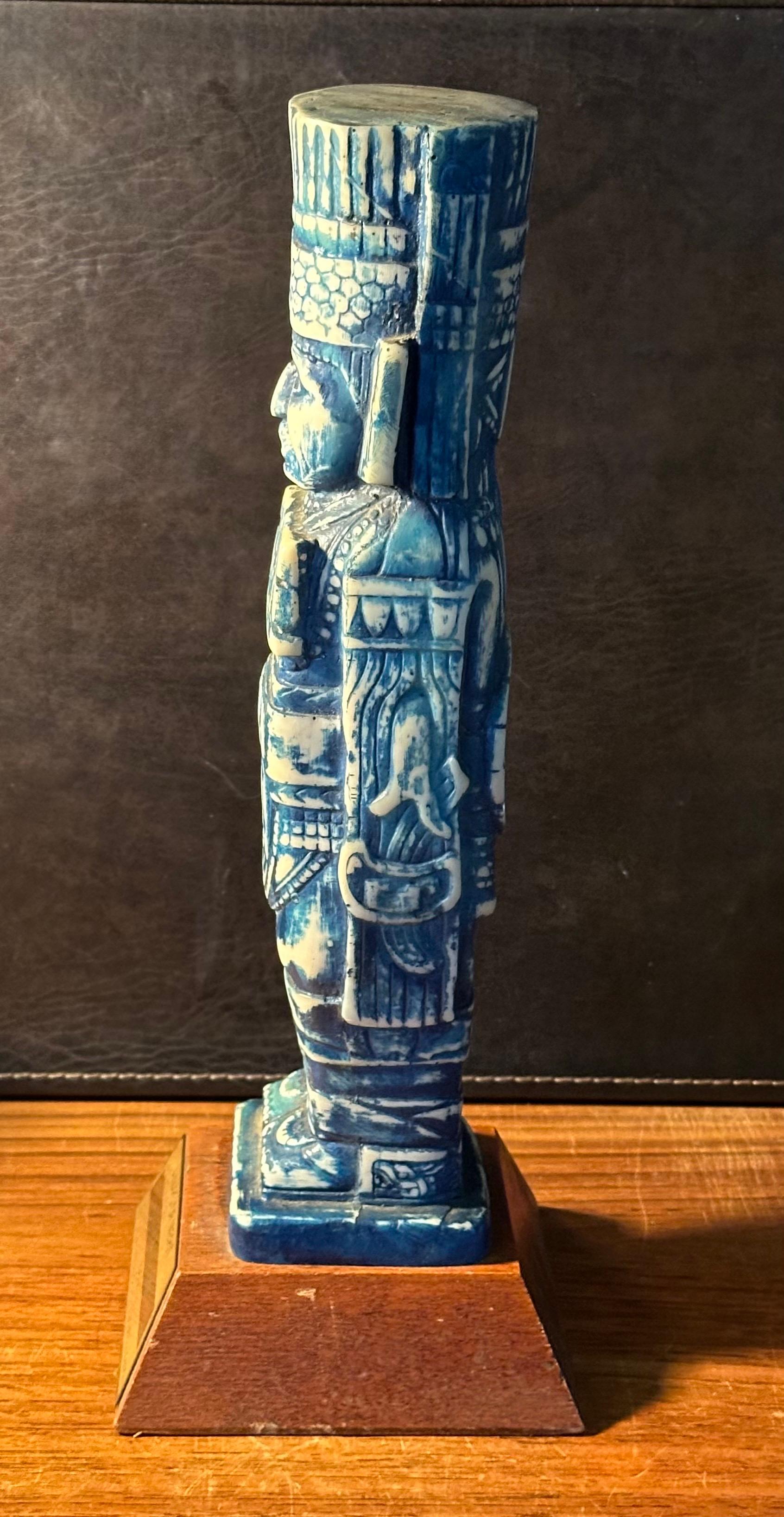Escultura Azteca Vintage de Resina y Madera / Premio Estadounidense en venta