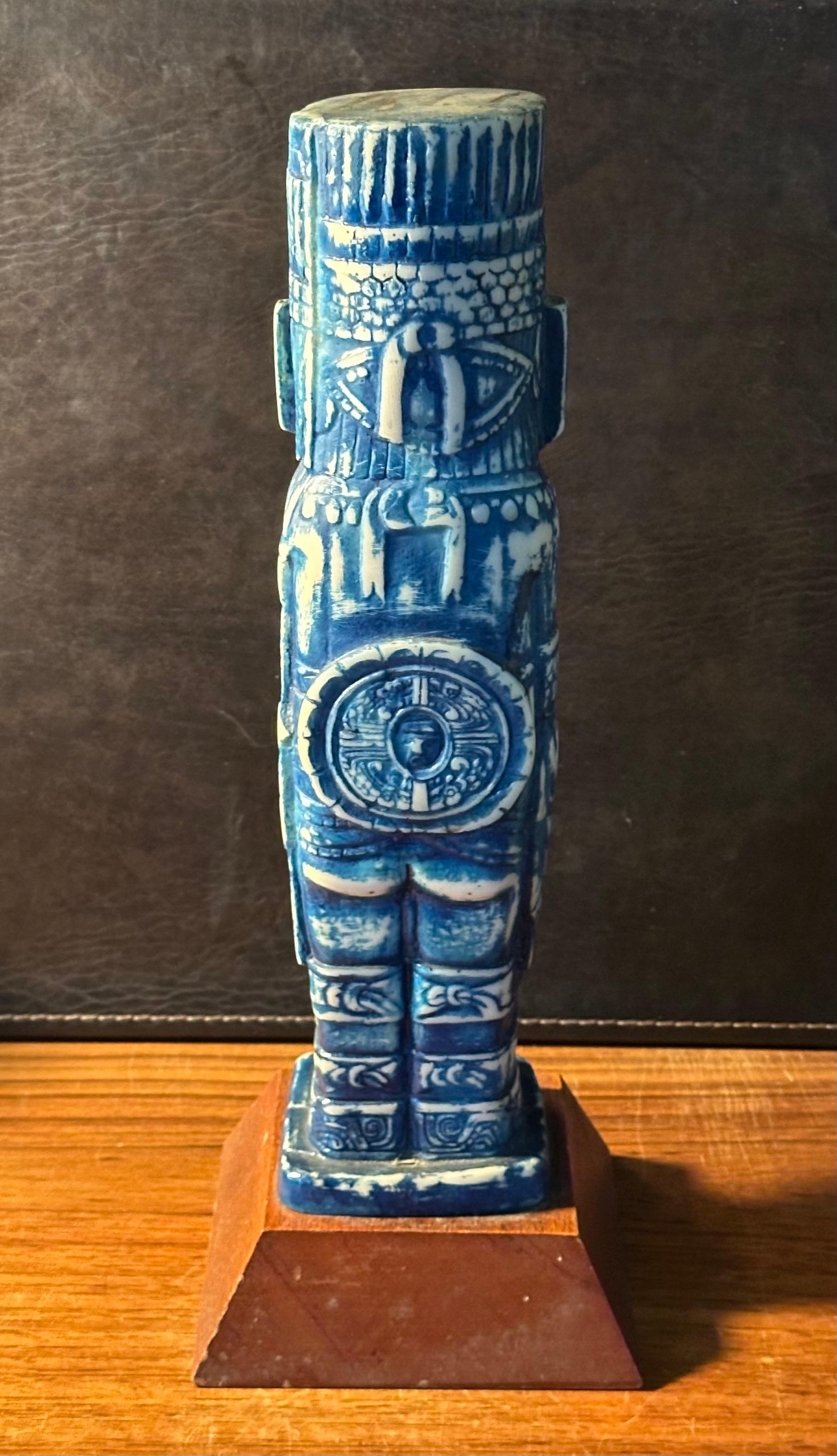 Escultura Azteca Vintage de Resina y Madera / Premio en Bueno estado para la venta en San Diego, CA