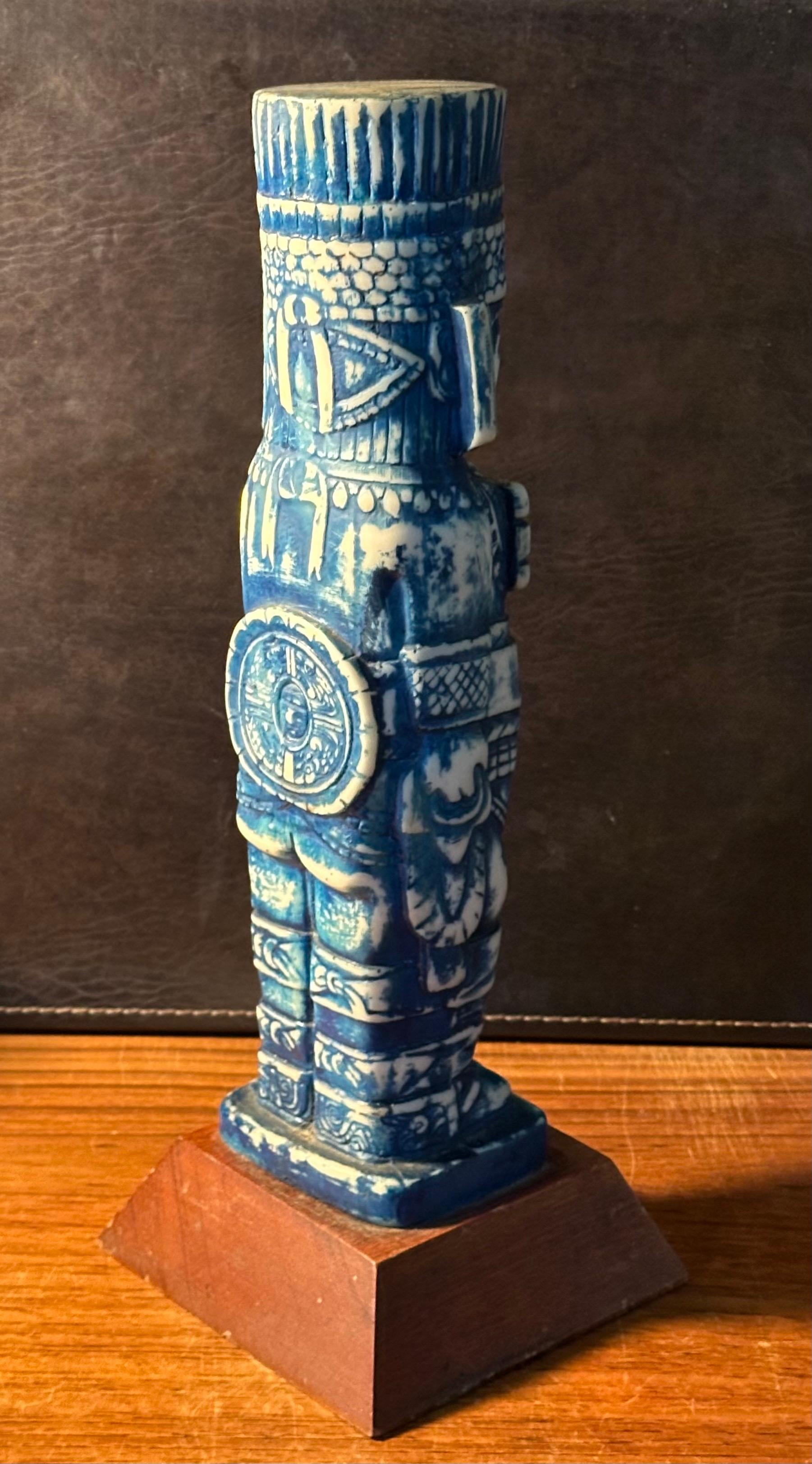 Escultura Azteca Vintage de Resina y Madera / Premio siglo XX en venta