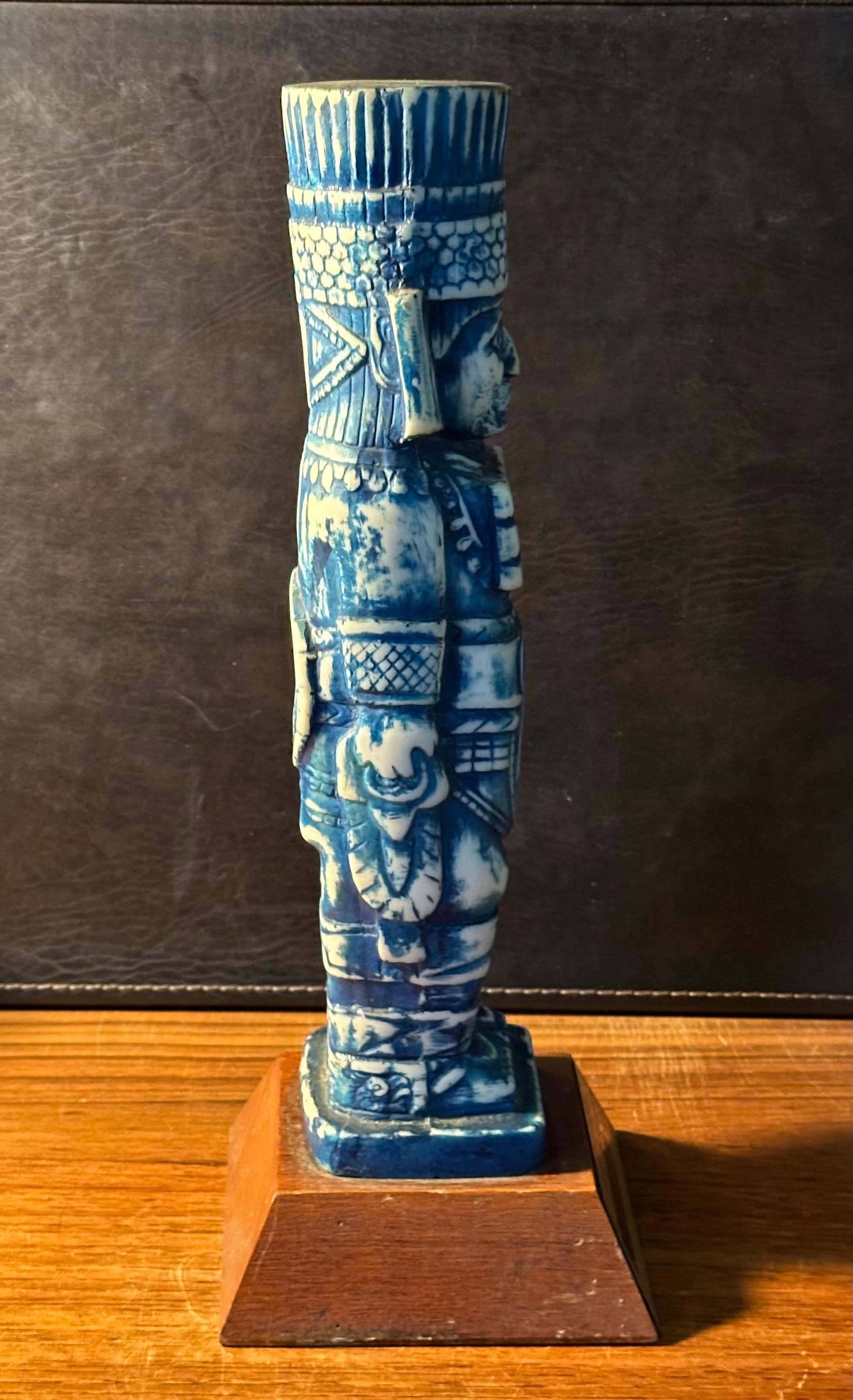 Escultura Azteca Vintage de Resina y Madera / Premio en venta 1