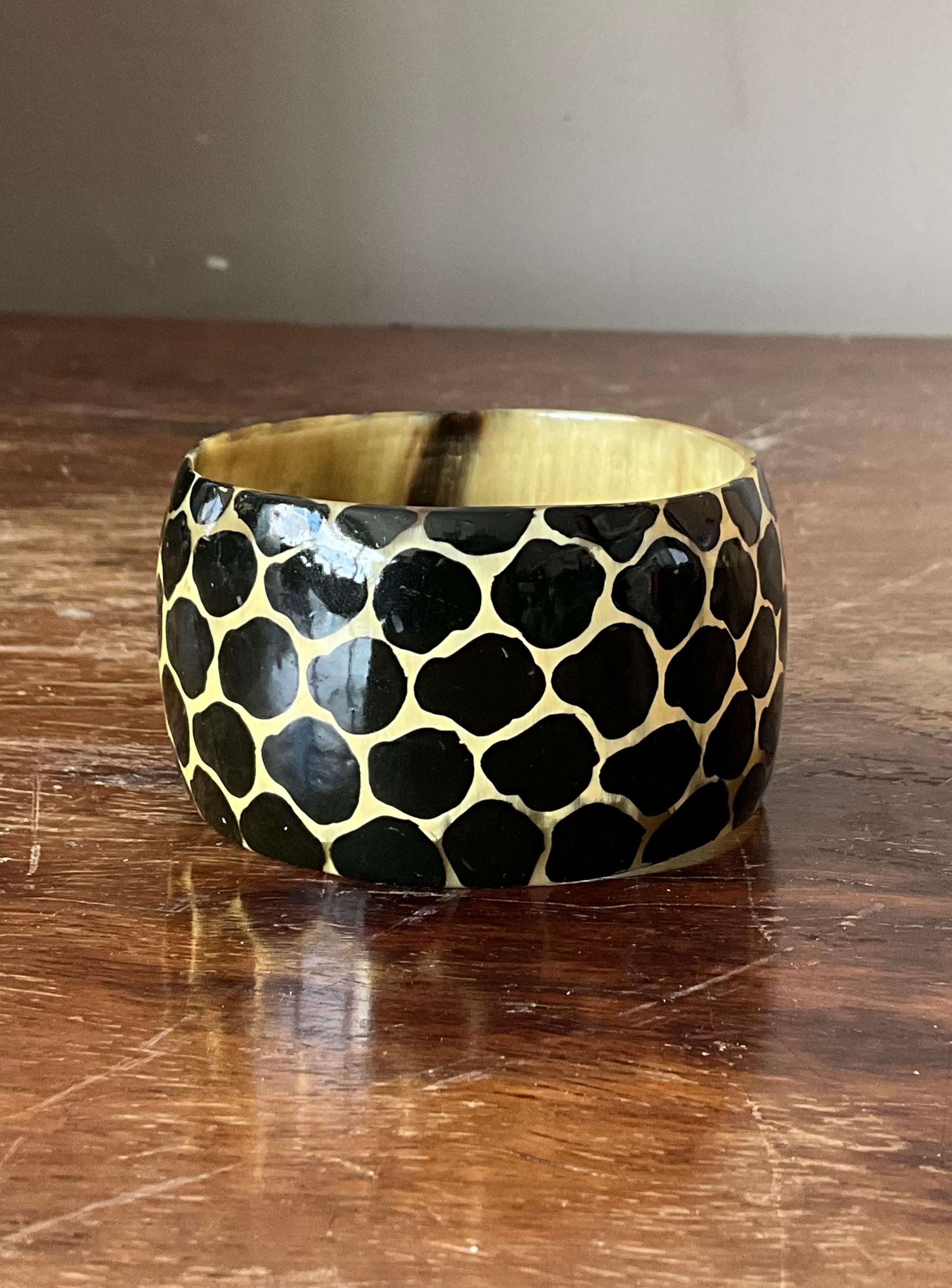 Célébrez la beauté de la faune africaine avec ce bracelet girafe du Kenya en résine vintage. Fabriquée à la main avec soin, cette pièce unique présente un superbe motif de girafe, capturant l'élégance gracieuse de l'un des animaux les plus
