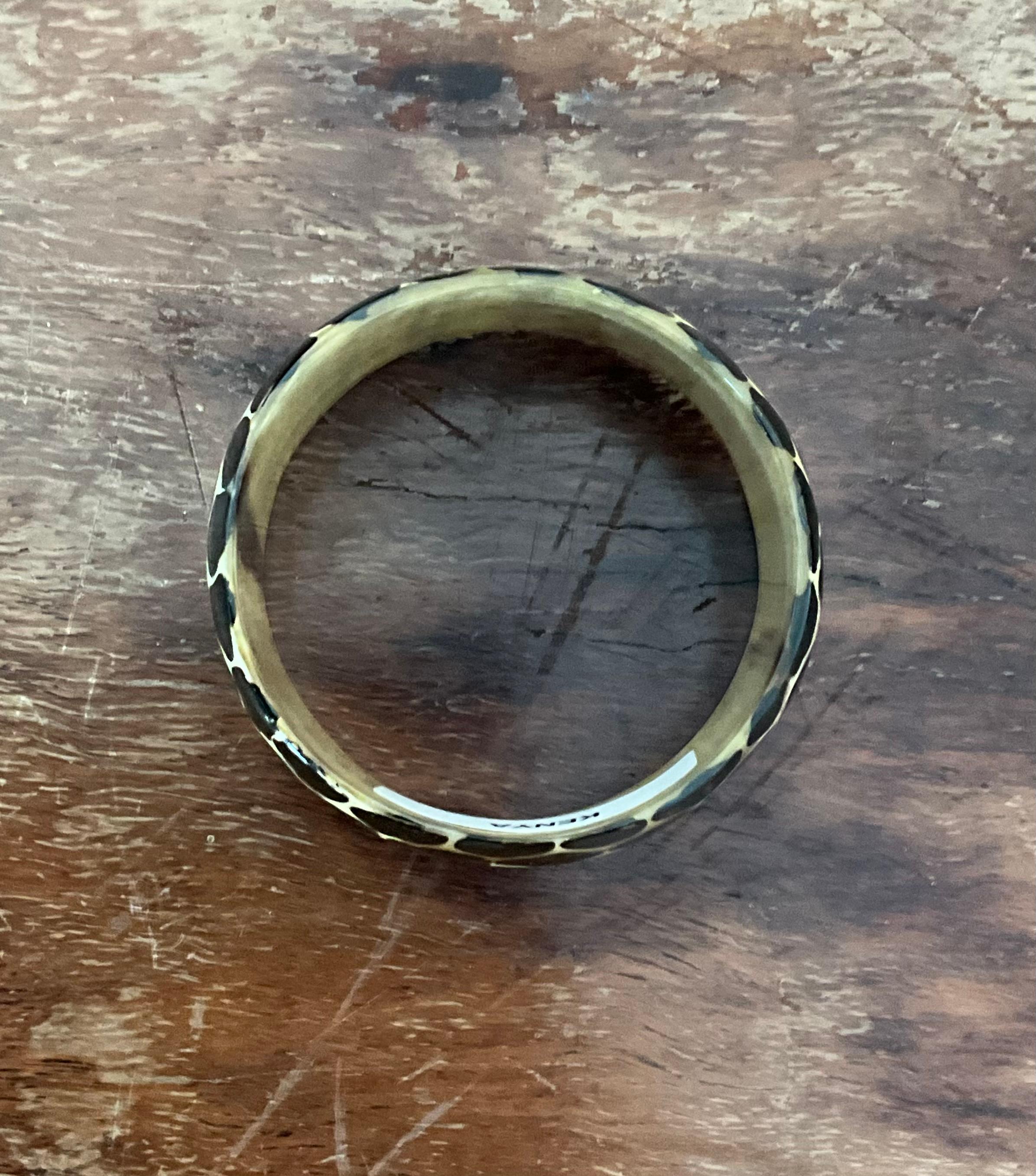 Bracelet vintage en résine de girafe du Kenya en vente 1