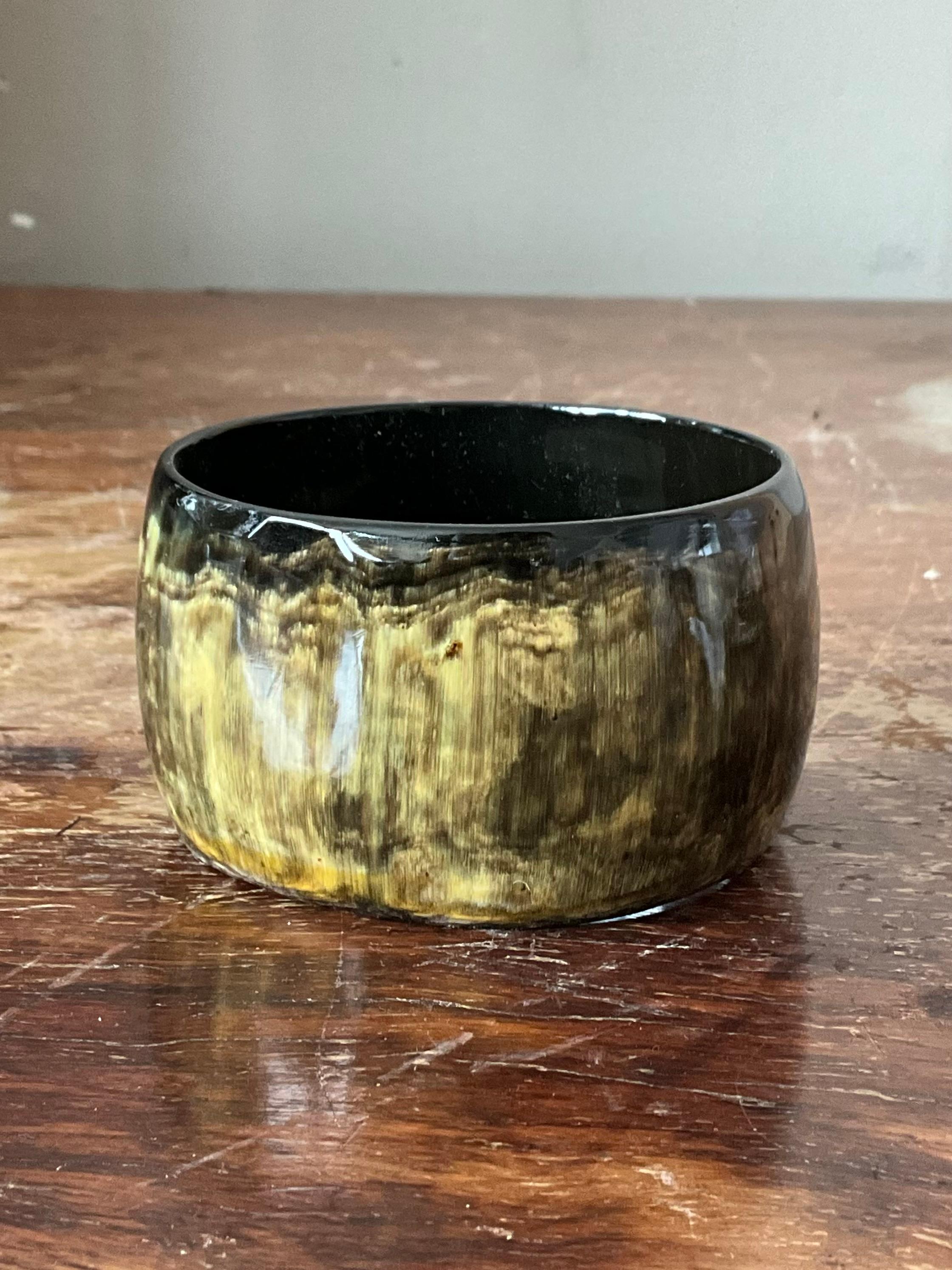 Eleganza senza tempo con questo braccialetto vintage in resina di corno del Kenya, un accessorio di grande effetto ispirato all'artigianato tradizionale africano. Progettato per imitare la struttura ricca e i toni naturali dell'Horn, questo pezzo è