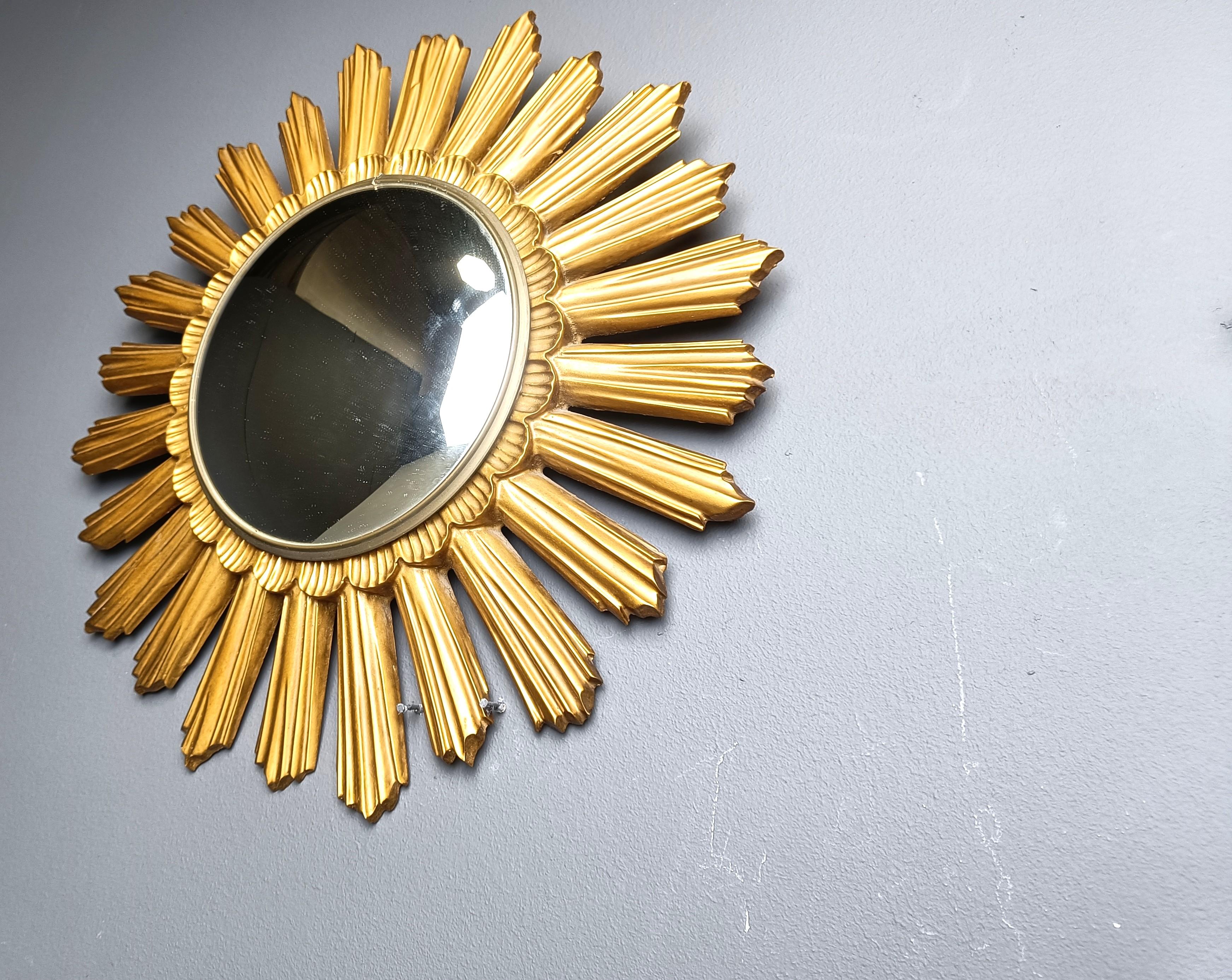 Bellissimo specchio a raggiera in resina con vetro a specchio convesso.

Lo specchio d'oro è in buone condizioni.

Anni '60 - prodotto in Belgio.

Dimensioni:
Diametro: 42 cm

Rif:  54676503 
65 - 66