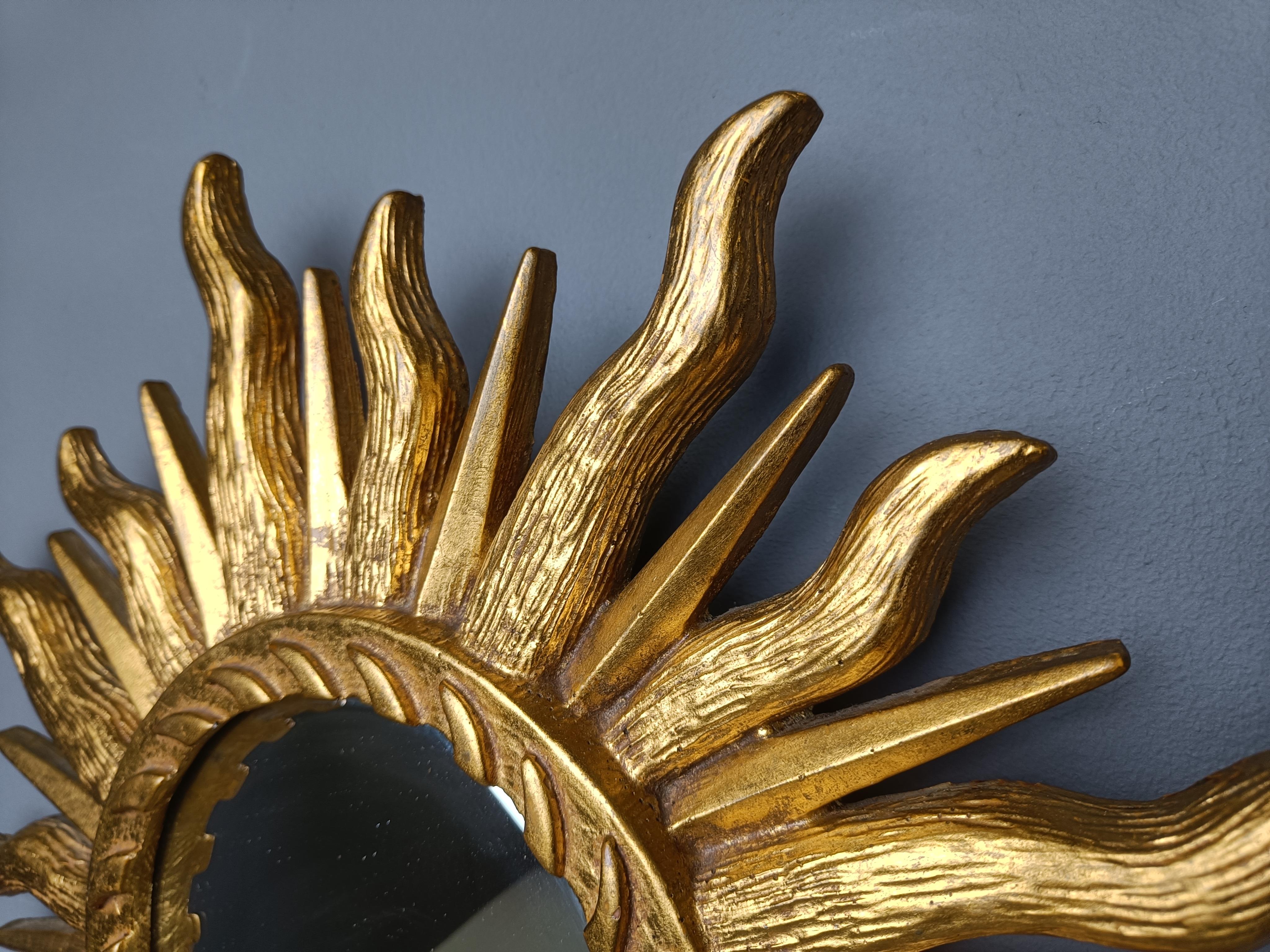 Bellissimo specchio a raggiera in resina con vetro a specchio convesso.

Lo specchio d'oro è in buone condizioni.

Anni '60 - prodotto in Belgio.

Dimensioni:
Diametro: 43 cm

Rif:  54676504
67 - 68