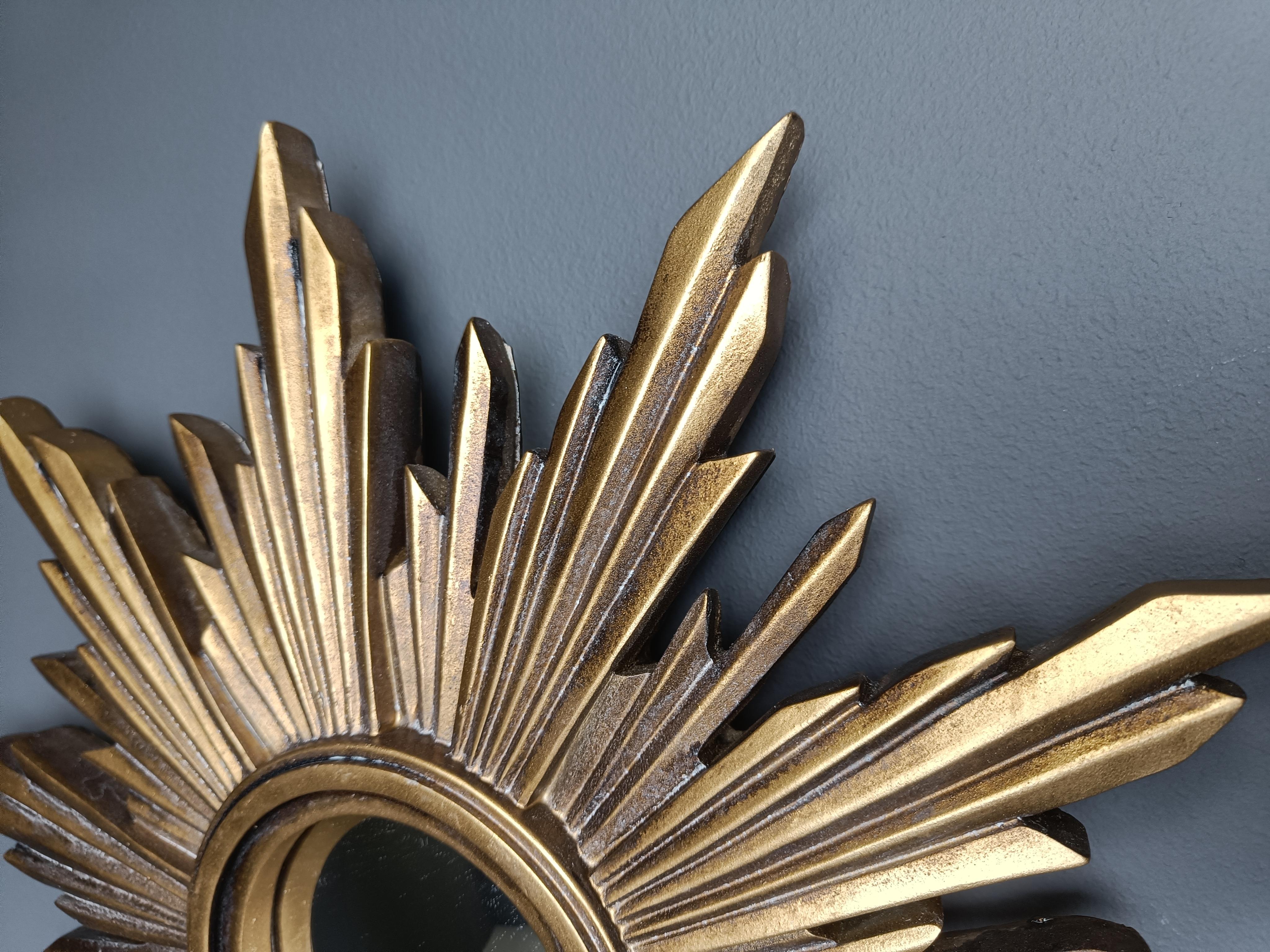 Bellissimo specchio a raggiera in resina con vetro a specchio convesso.

Lo specchio d'oro è in buone condizioni.

Anni '60 - prodotto in Belgio.

Dimensioni:
Diametro: 40 cm

Rif:  54676506
71
