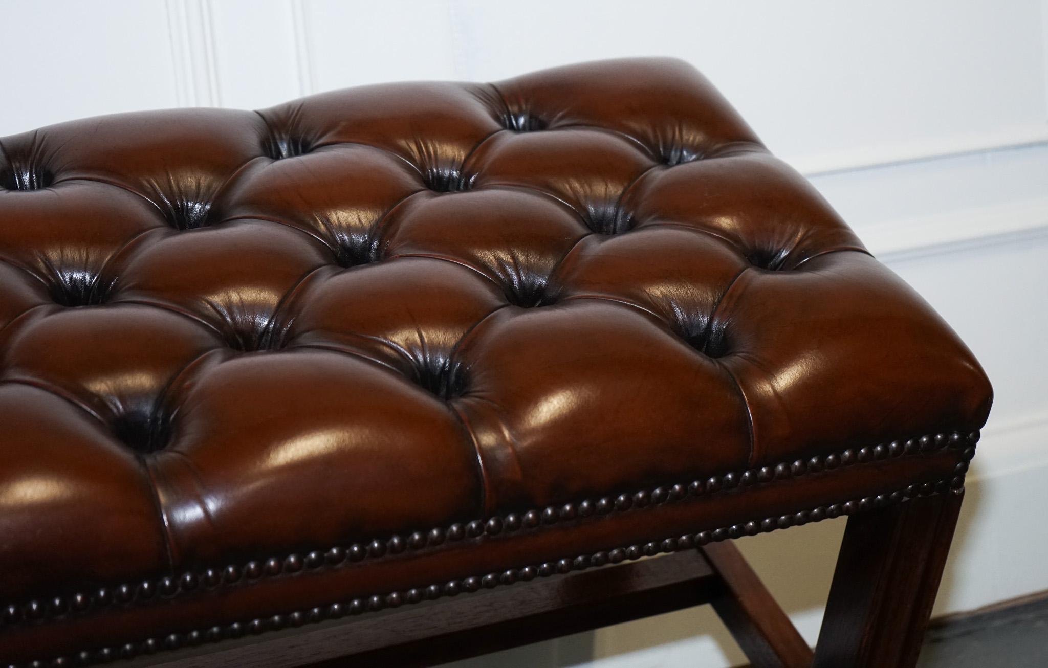 VINTAGE RESTORED CHESTERFiELD HAND DYED BROWN LEATHER TUFFED FOOTSTOOL (1/2) In Good Condition For Sale In Pulborough, GB