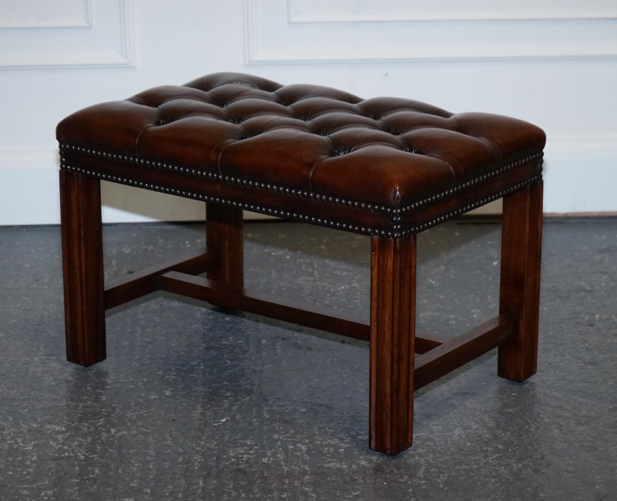 Georgian VINTAGE RESTORED CHESTERFiELD HAND DYED BROWN LEATHER TUFFED FOOTSTOOL (2/2) For Sale