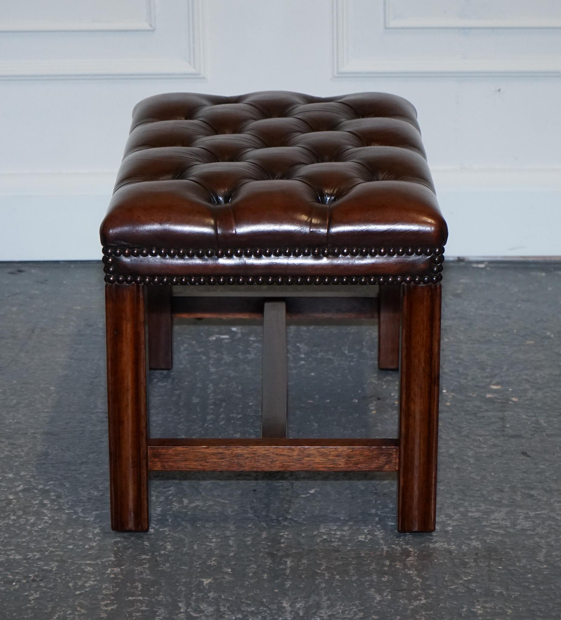 British VINTAGE RESTORED CHESTERFiELD HAND DYED BROWN LEATHER TUFFED FOOTSTOOL (2/2) For Sale