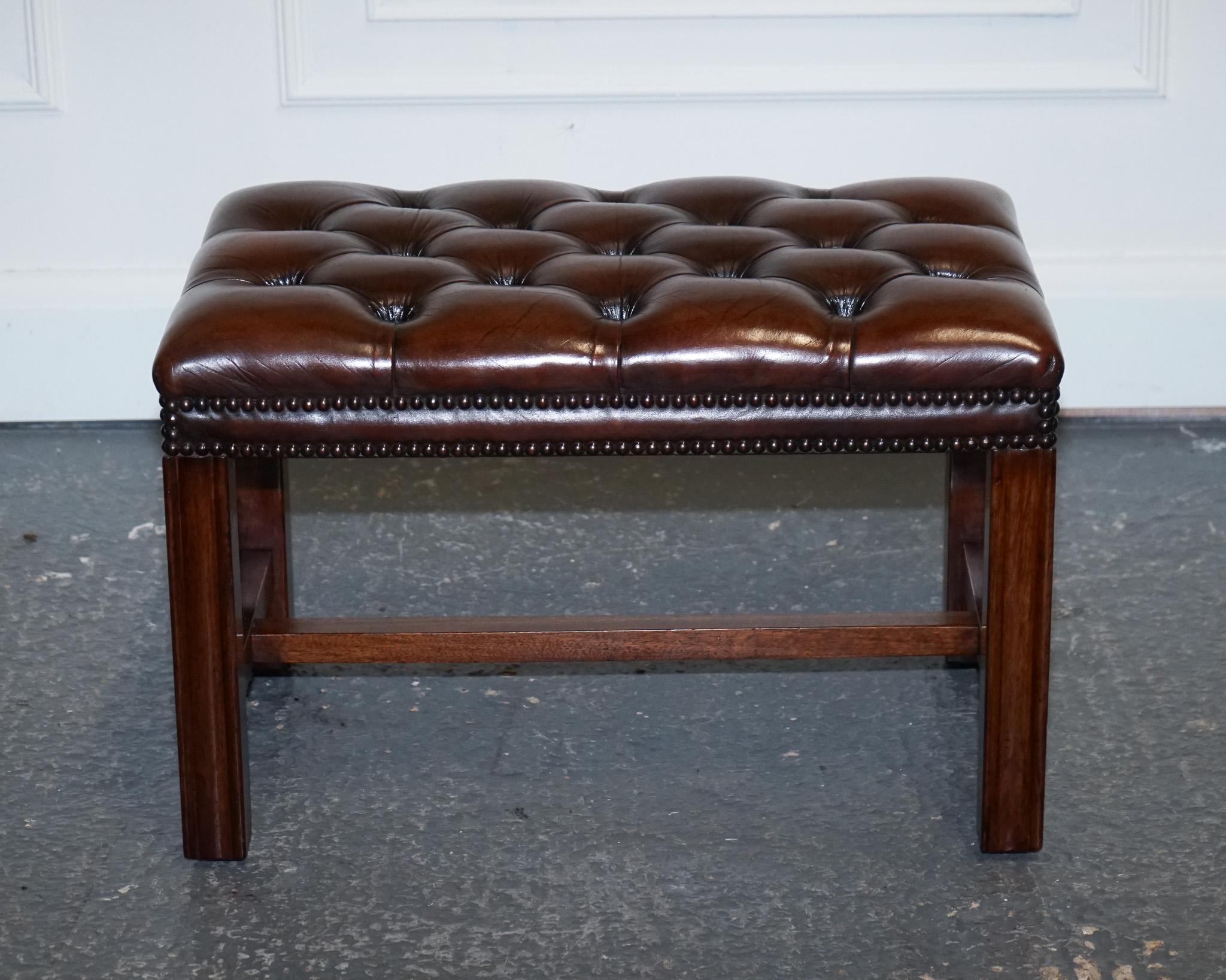 VINTAGE RESTORED CHESTERFiELD HAND DYED BROWN LEATHER TUFFED FOOTSTOOL (2/2) In Good Condition For Sale In Pulborough, GB