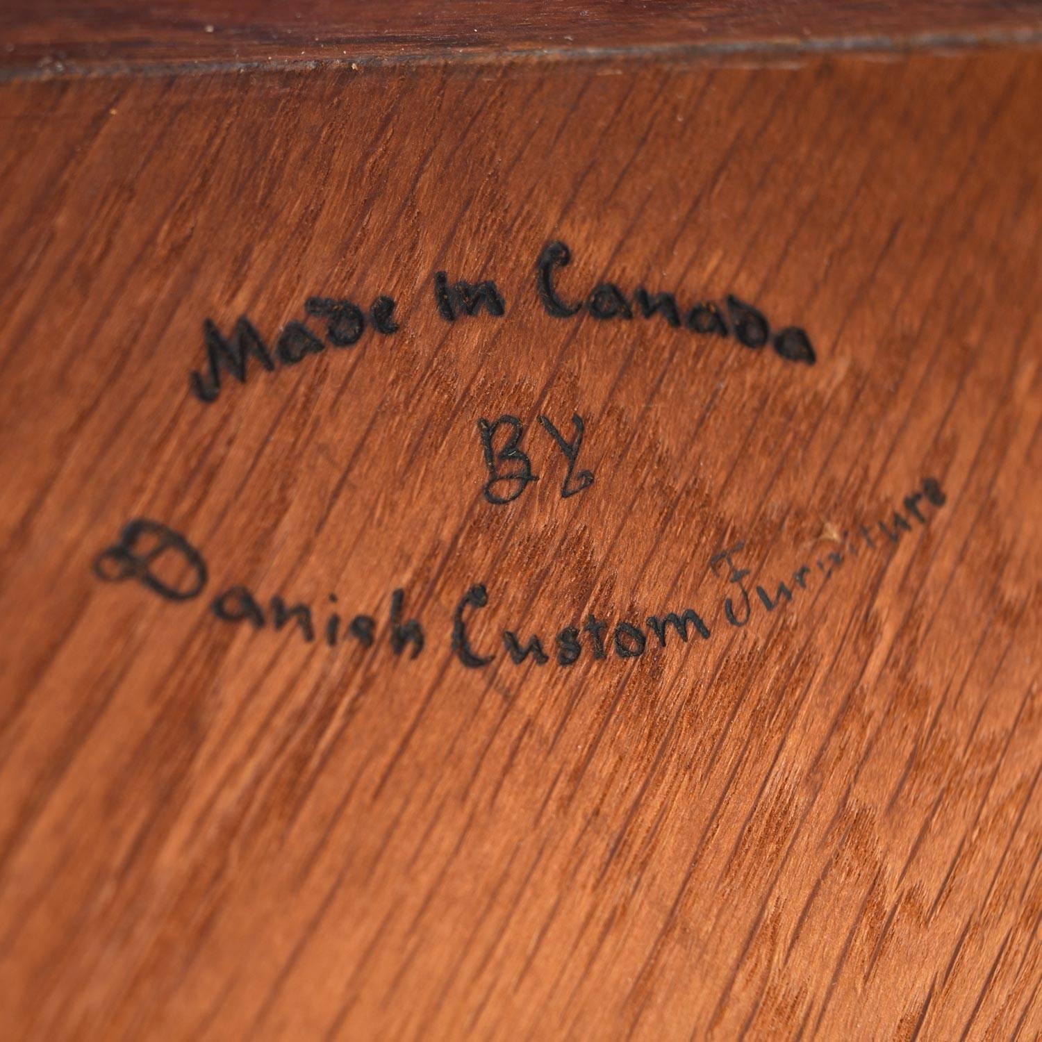 Canadien Vieille table basse danoise moderne restaurée en teck Dodécagone fabriquée au Canada