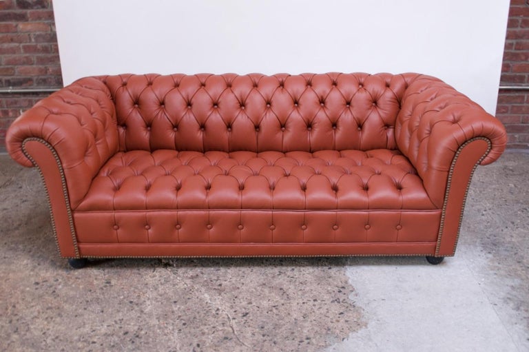 Vintage Restored English Leather Chesterfield Sofa In Good Condition For Sale In Brooklyn, NY