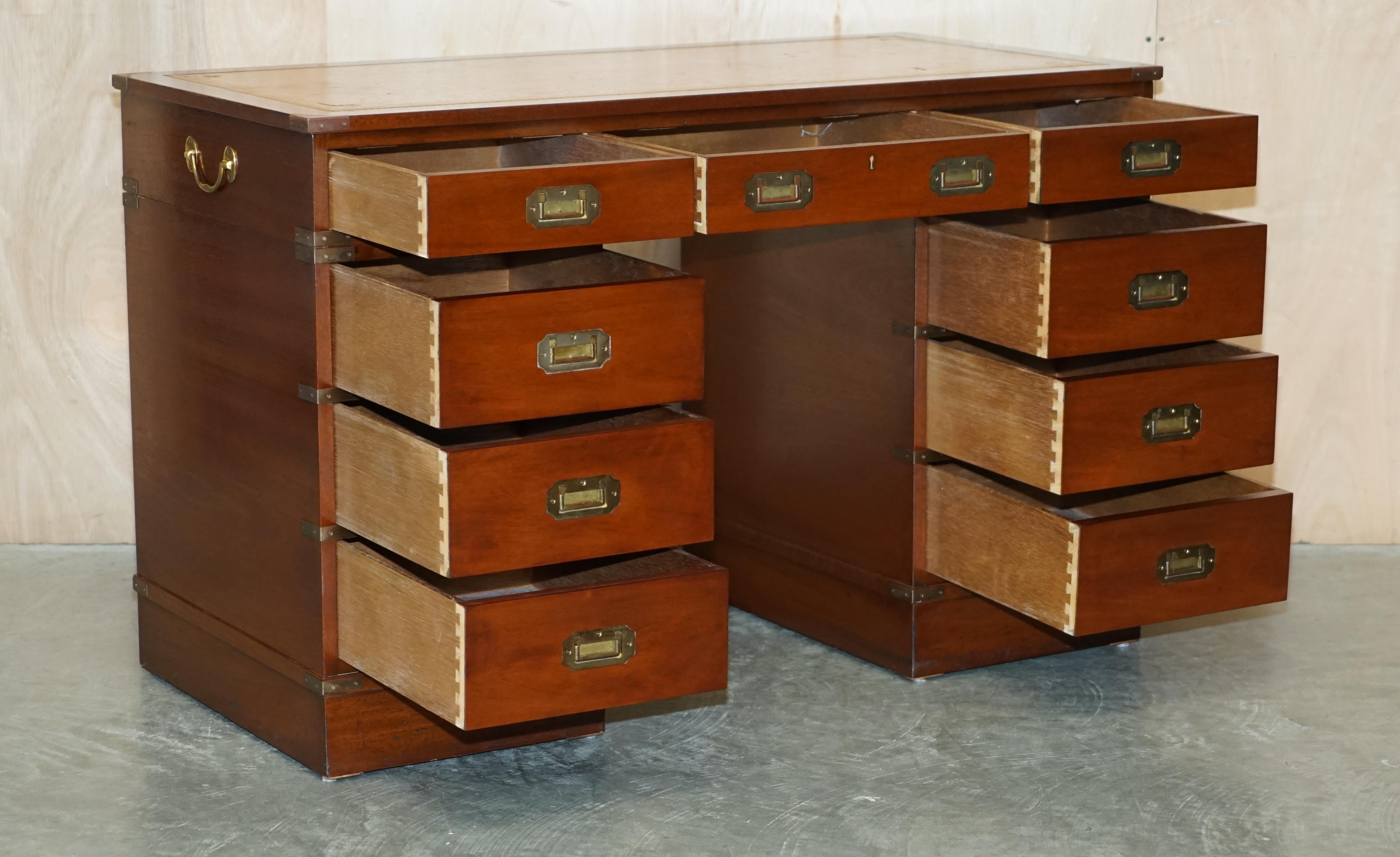 Escritorio de pedestal de campaña militar de cuero marrón Harrods Kennedy Vintage restaurado en venta 9