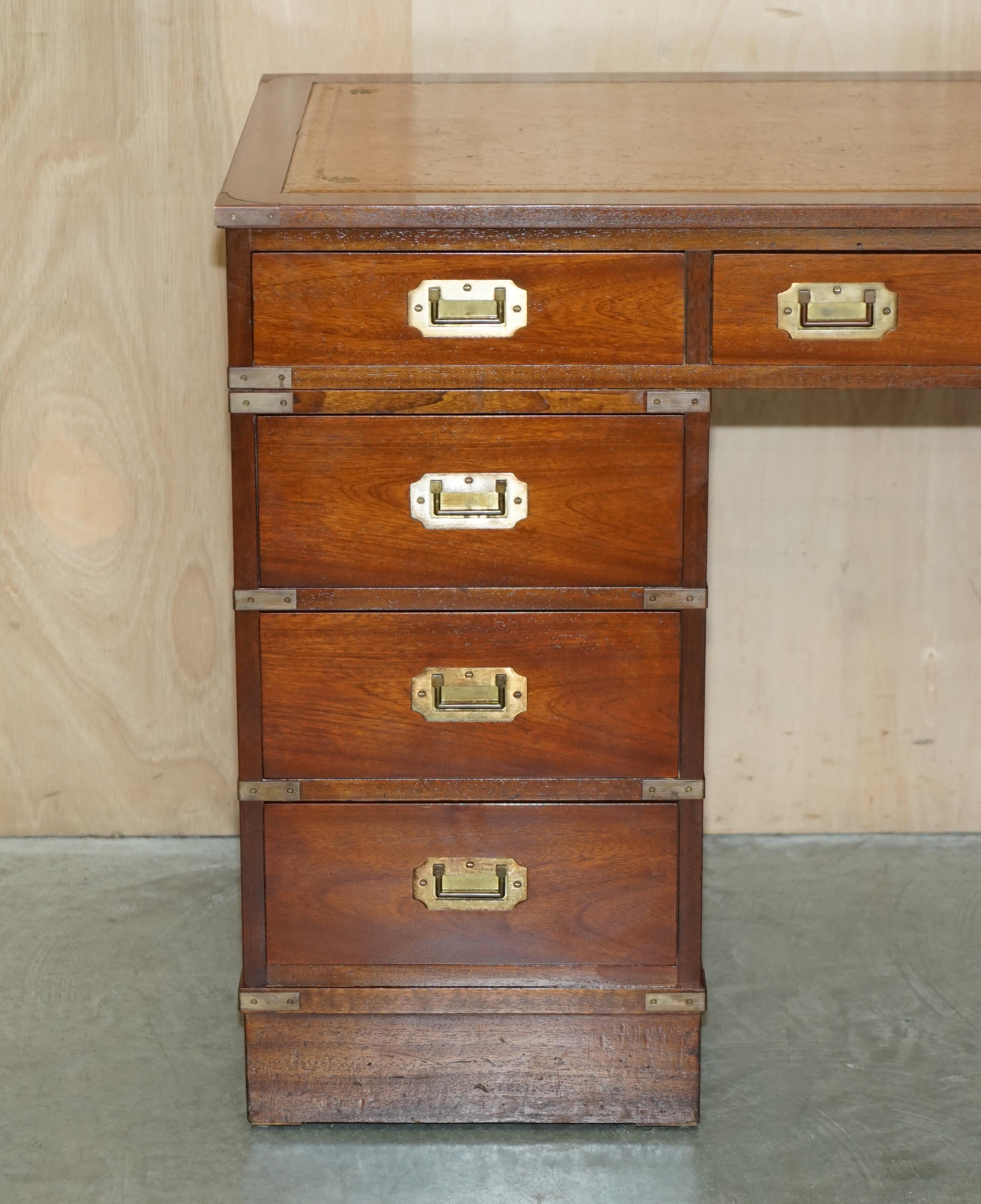Escritorio de pedestal de campaña militar de cuero marrón Harrods Kennedy Vintage restaurado Hecho a mano en venta