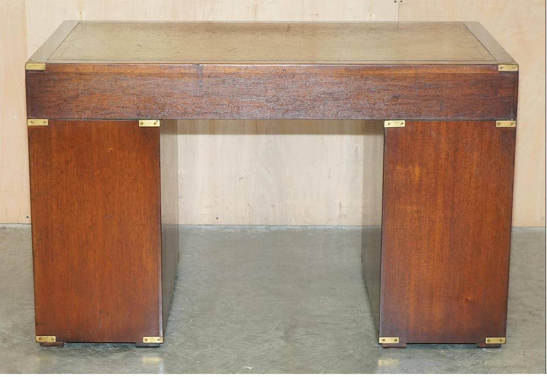 ViNTAGE RESTORED HARRODS KENNEDY GREEN LEATHER MILITARY CAMPAIGN PEDESTAL DESK For Sale 7