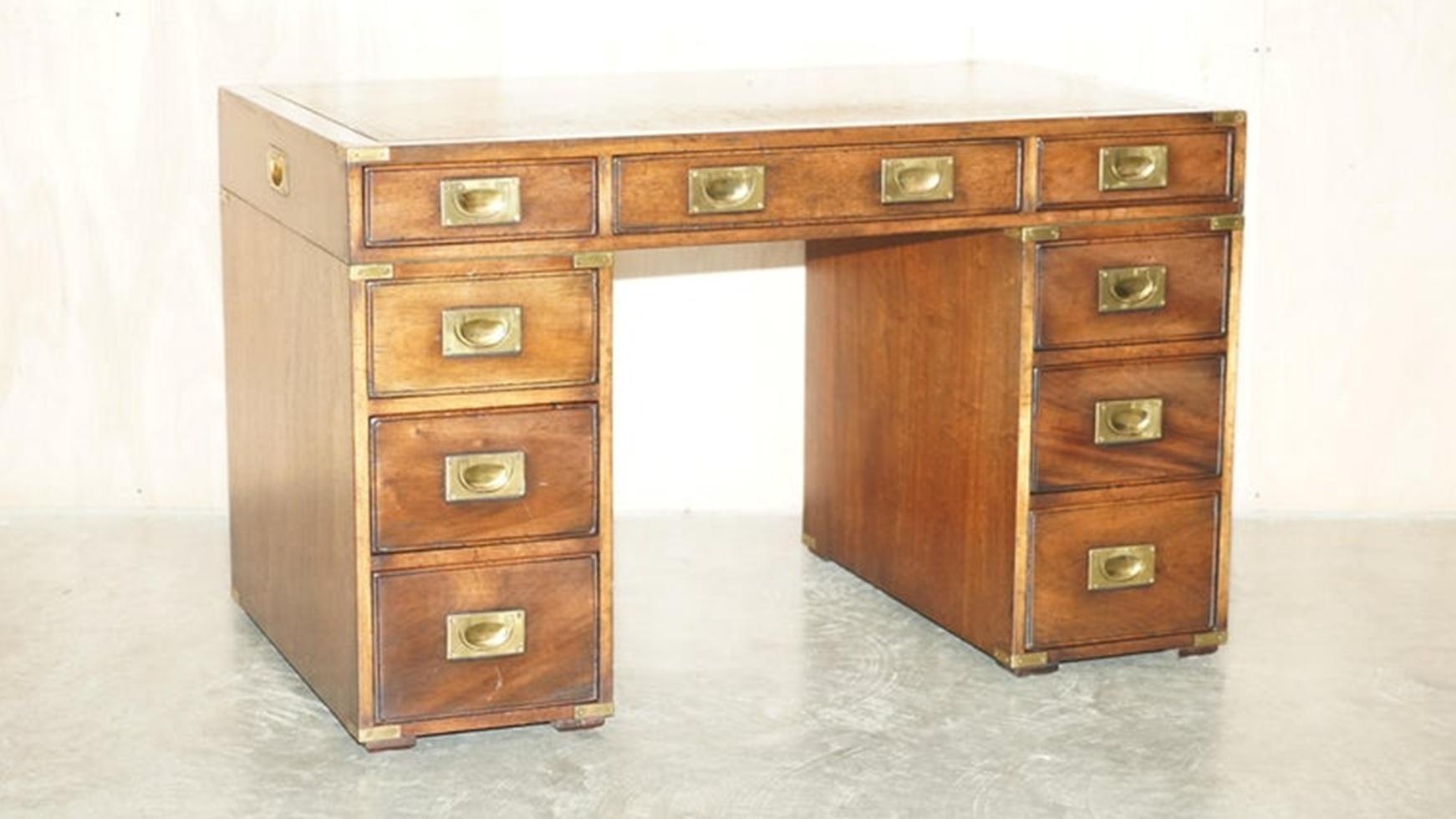 ViNTAGE RESTORED HARRODS KENNEDY GREEN LEATHER MILITARY CAMPAIGN PEDESTAL DESK In Good Condition For Sale In West Sussex, Pulborough