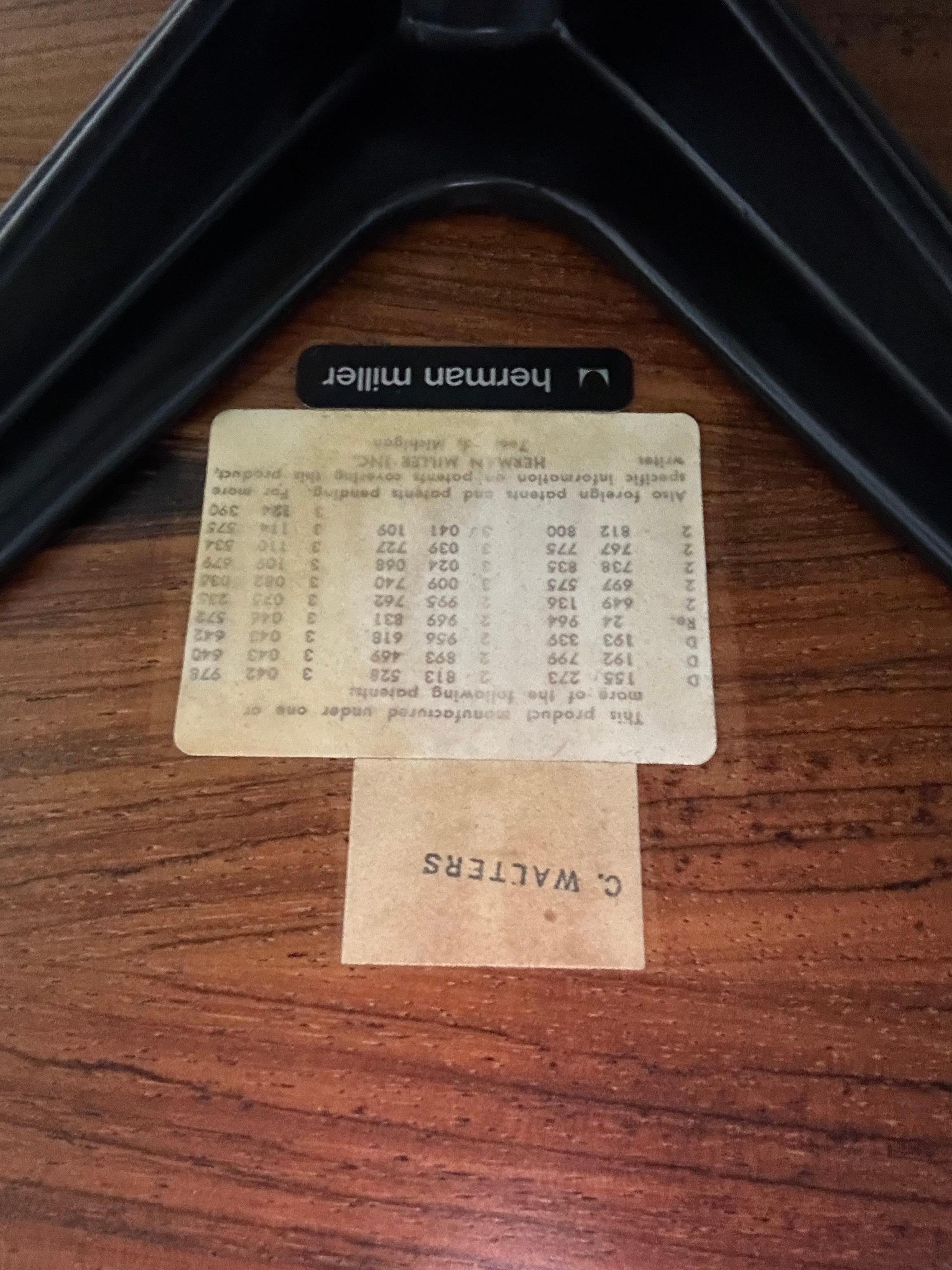 Fauteuil de salon et pouf Eames vintage restaurés Herman Miller 9