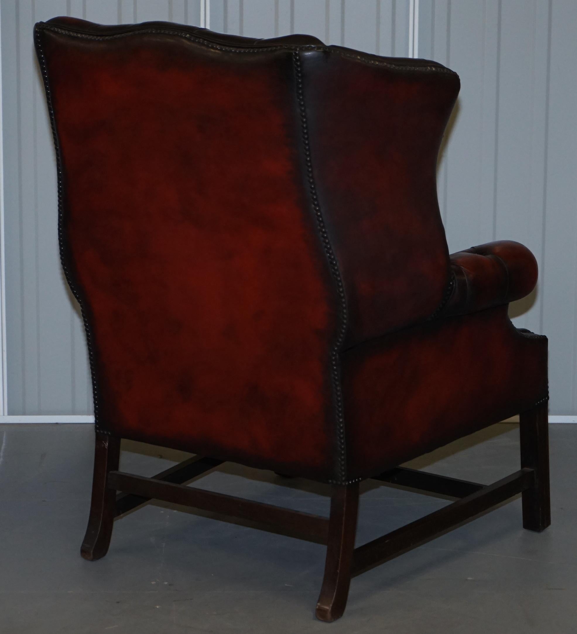 Poltrona Chesterfield Wingback d'epoca restaurata in pelle color sangue di bue completamente rivestita 6
