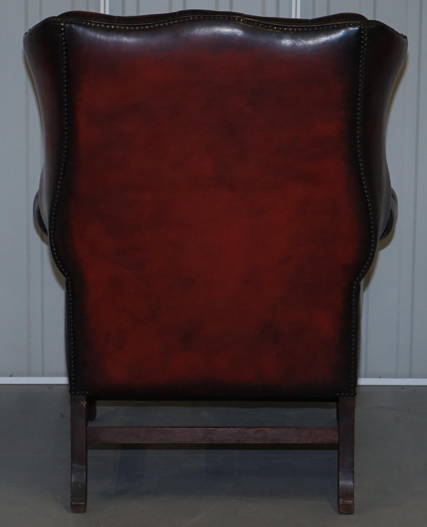 Poltrona Chesterfield Wingback d'epoca restaurata in pelle color sangue di bue completamente rivestita 7