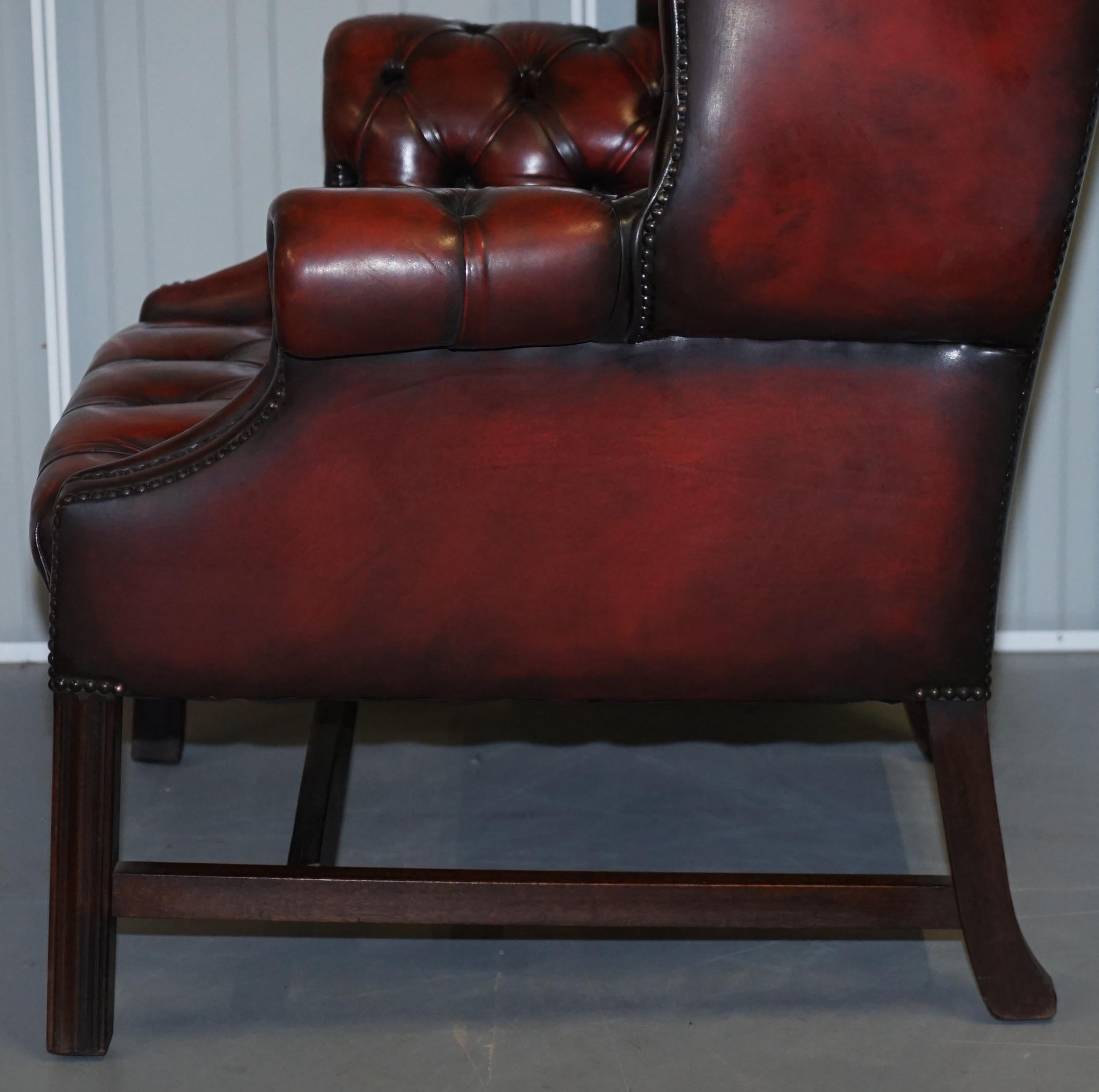 Poltrona Chesterfield Wingback d'epoca restaurata in pelle color sangue di bue completamente rivestita 9