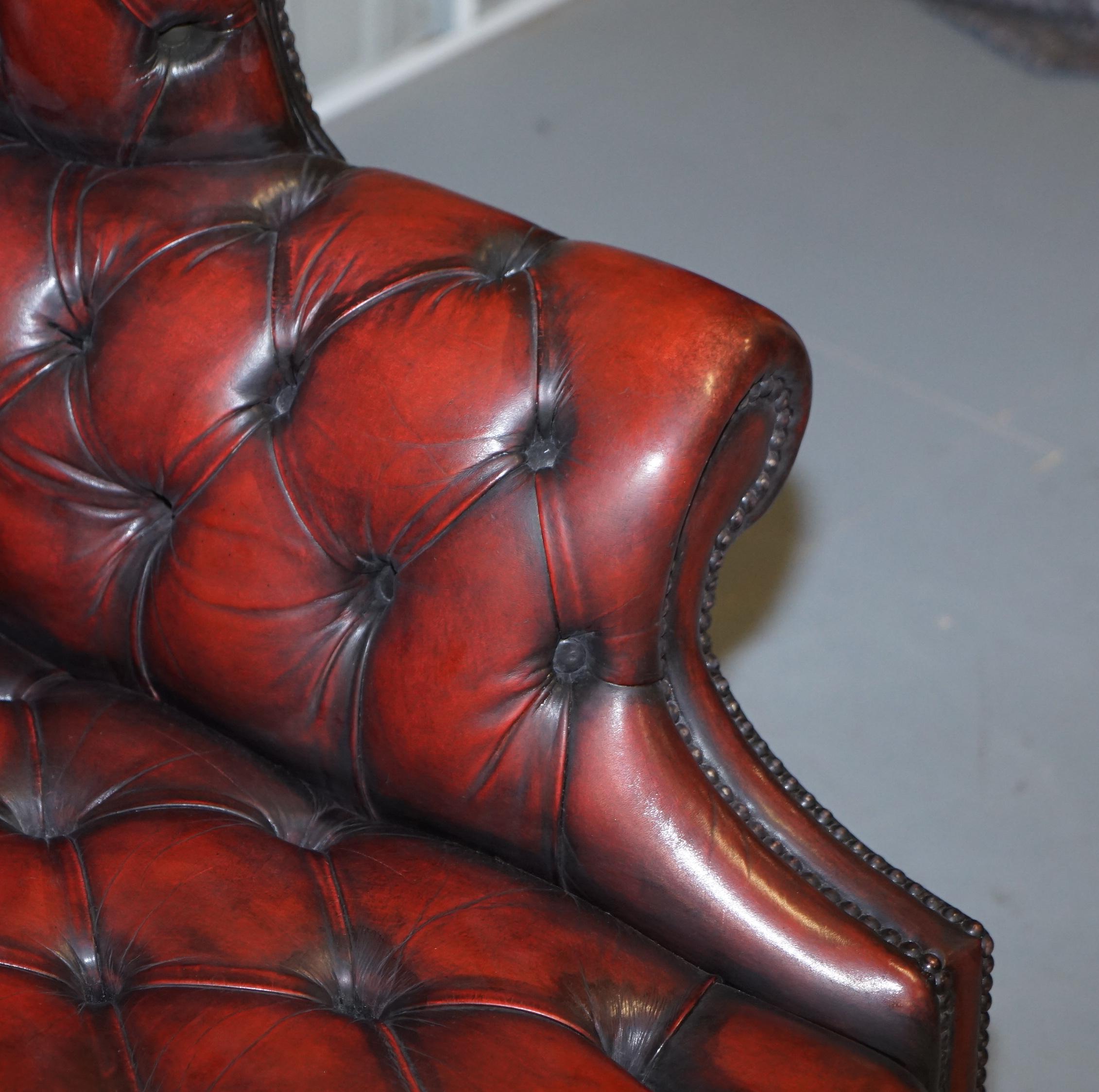 Pelle Poltrona Chesterfield Wingback d'epoca restaurata in pelle color sangue di bue completamente rivestita