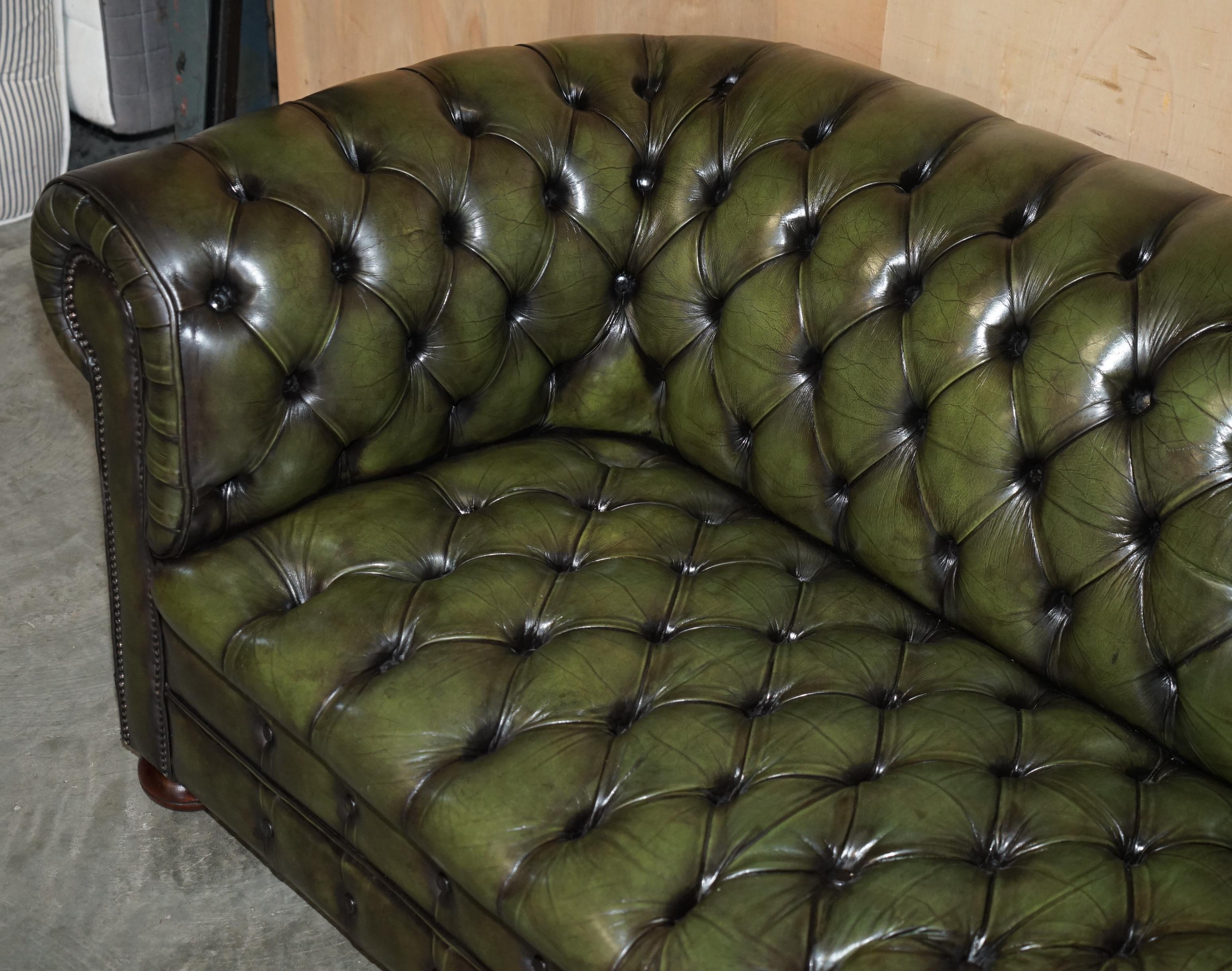 Canapé en cuir vert de style Régence restauré CIRCA 1950 CHESTERFIELD TUFTED en vente 2