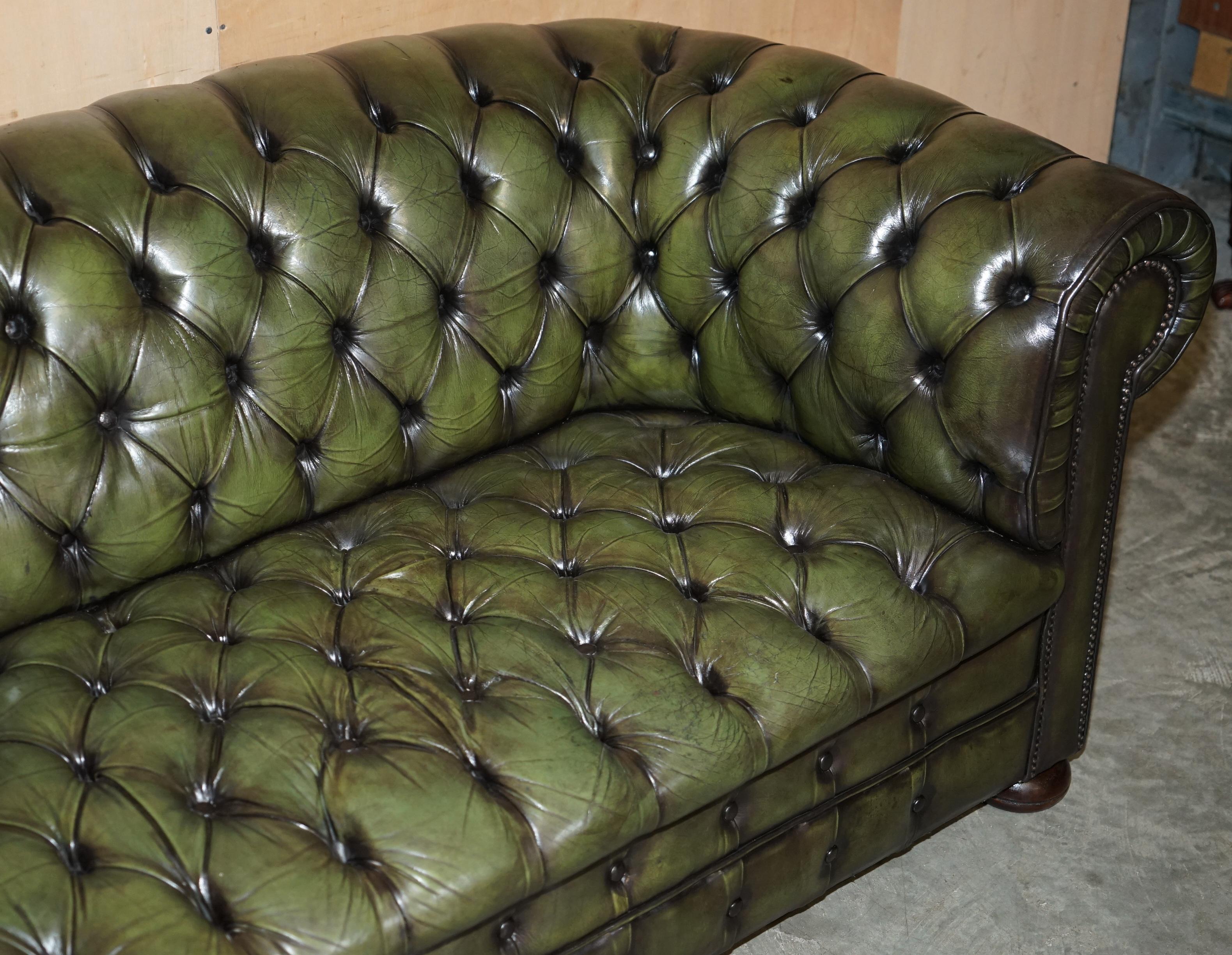Canapé en cuir vert de style Régence restauré CIRCA 1950 CHESTERFIELD TUFTED en vente 3