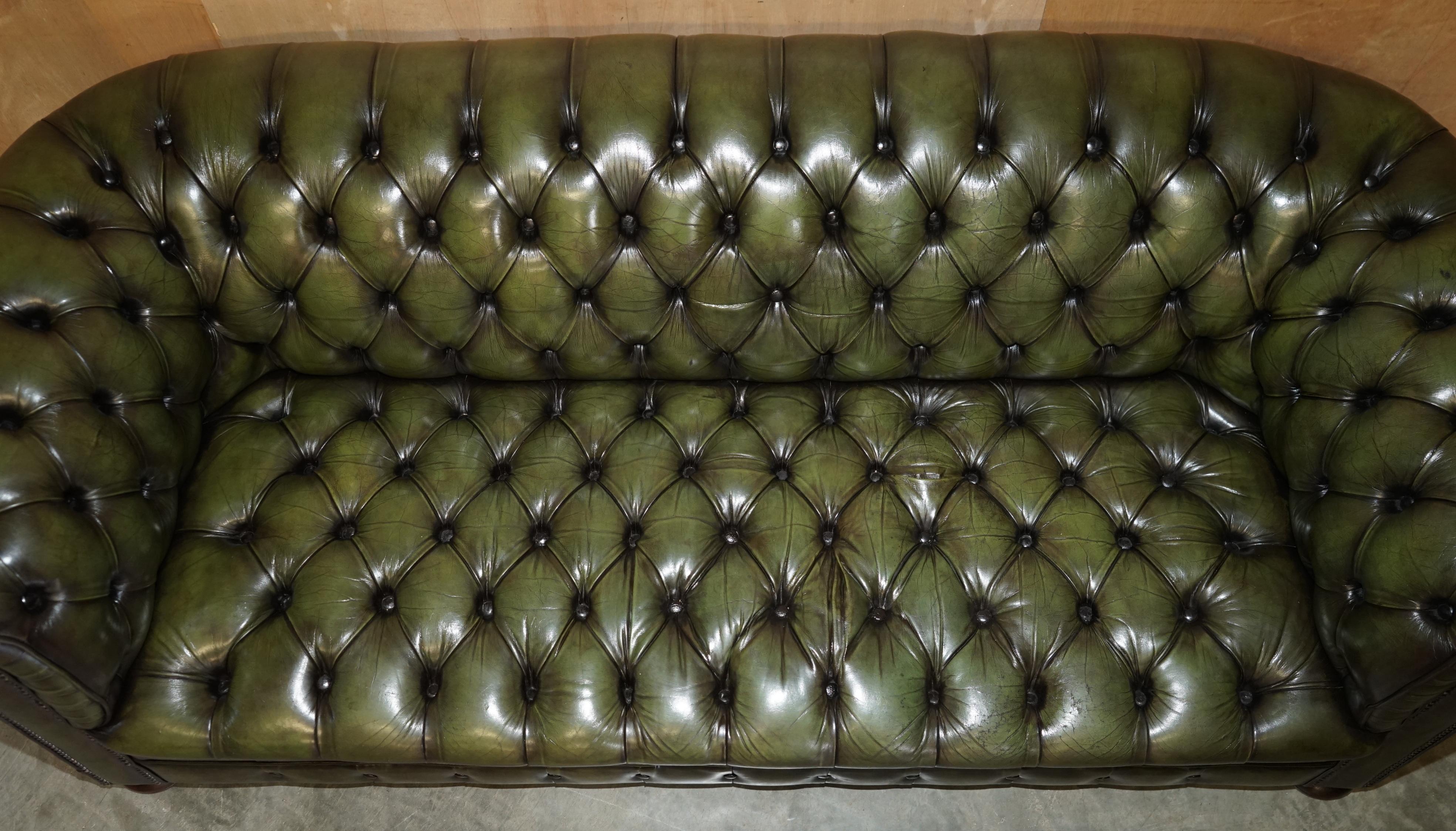 Canapé en cuir vert de style Régence restauré CIRCA 1950 CHESTERFIELD TUFTED en vente 4
