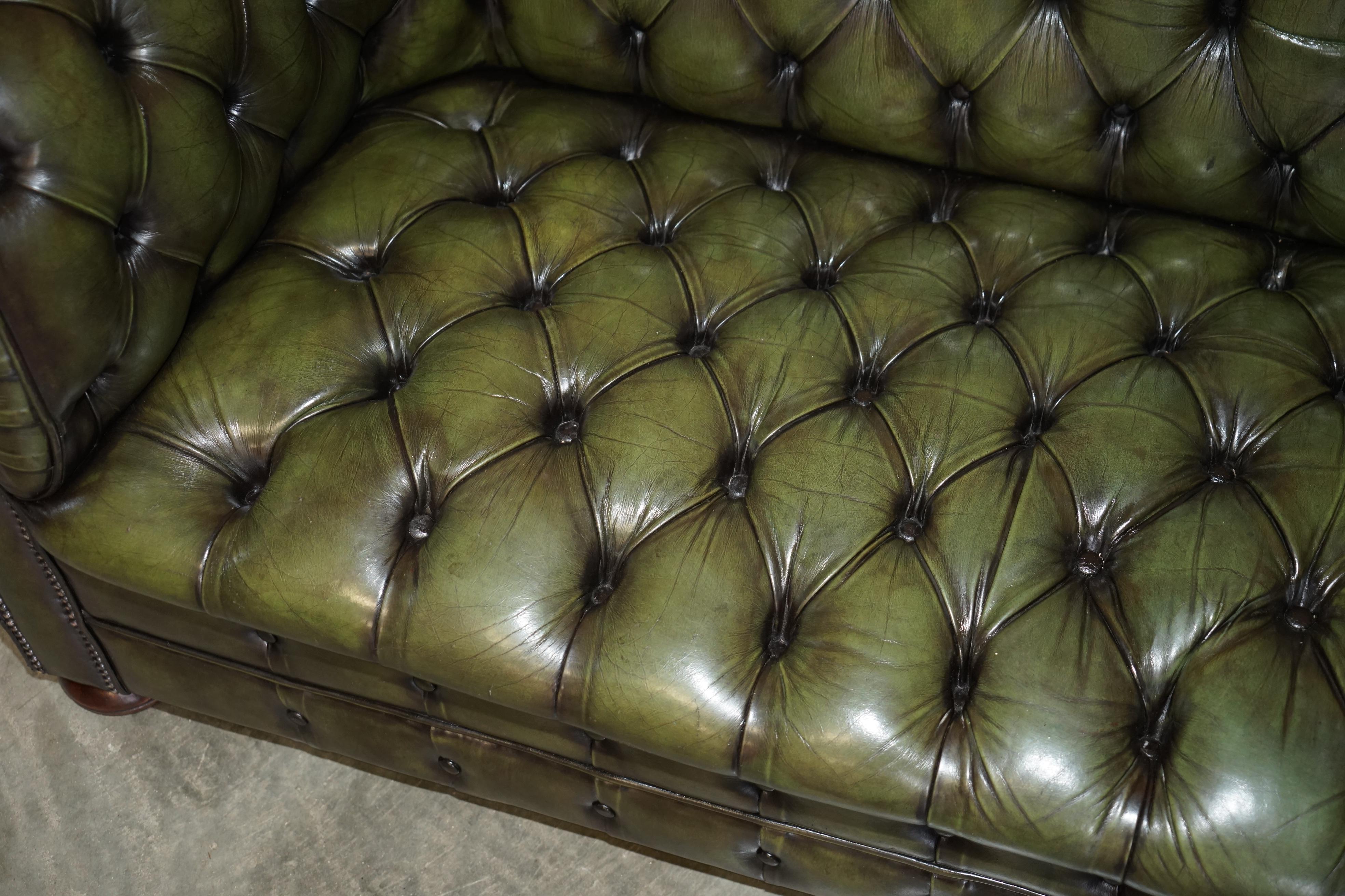 Canapé en cuir vert de style Régence restauré CIRCA 1950 CHESTERFIELD TUFTED en vente 5