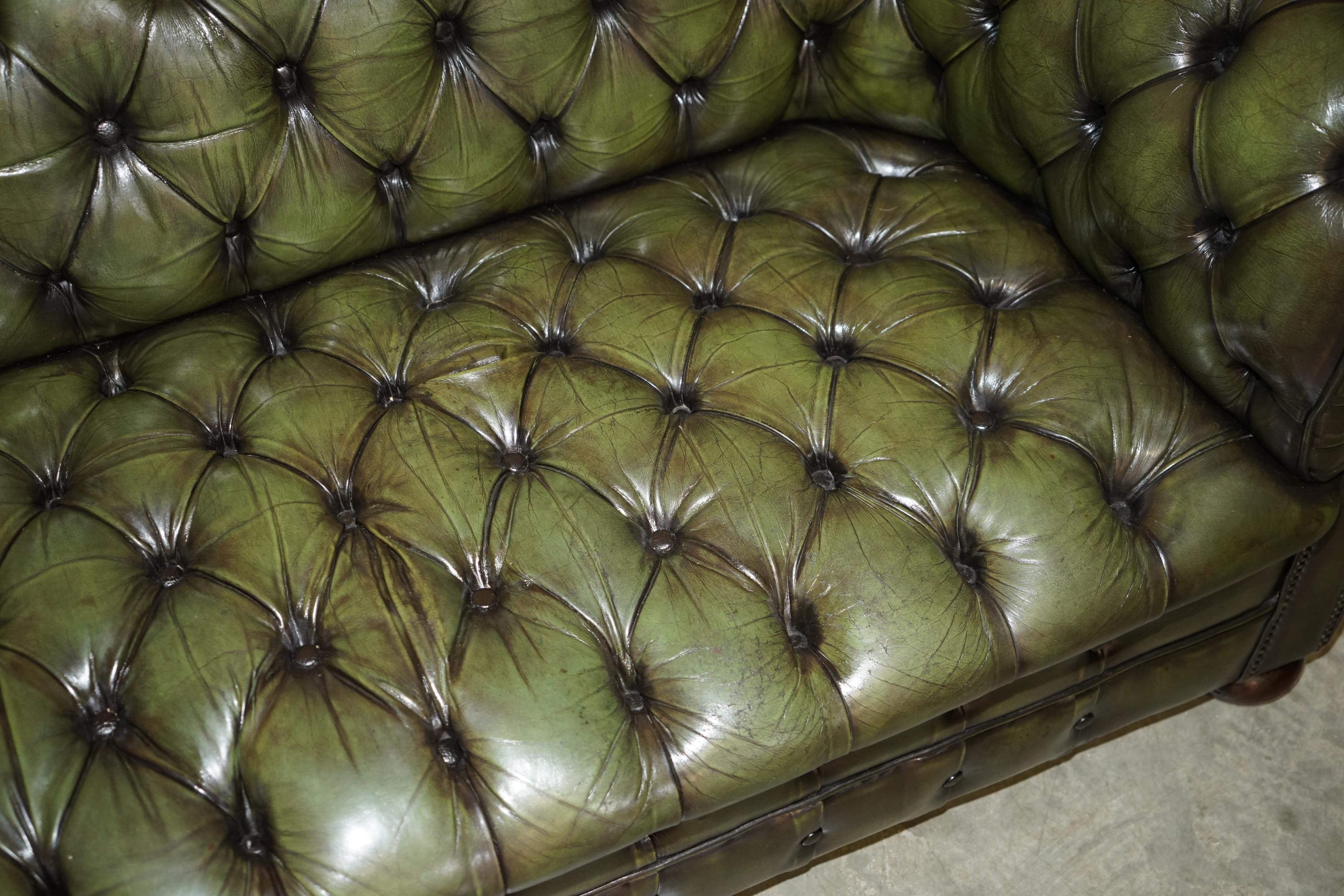 Canapé en cuir vert de style Régence restauré CIRCA 1950 CHESTERFIELD TUFTED en vente 6