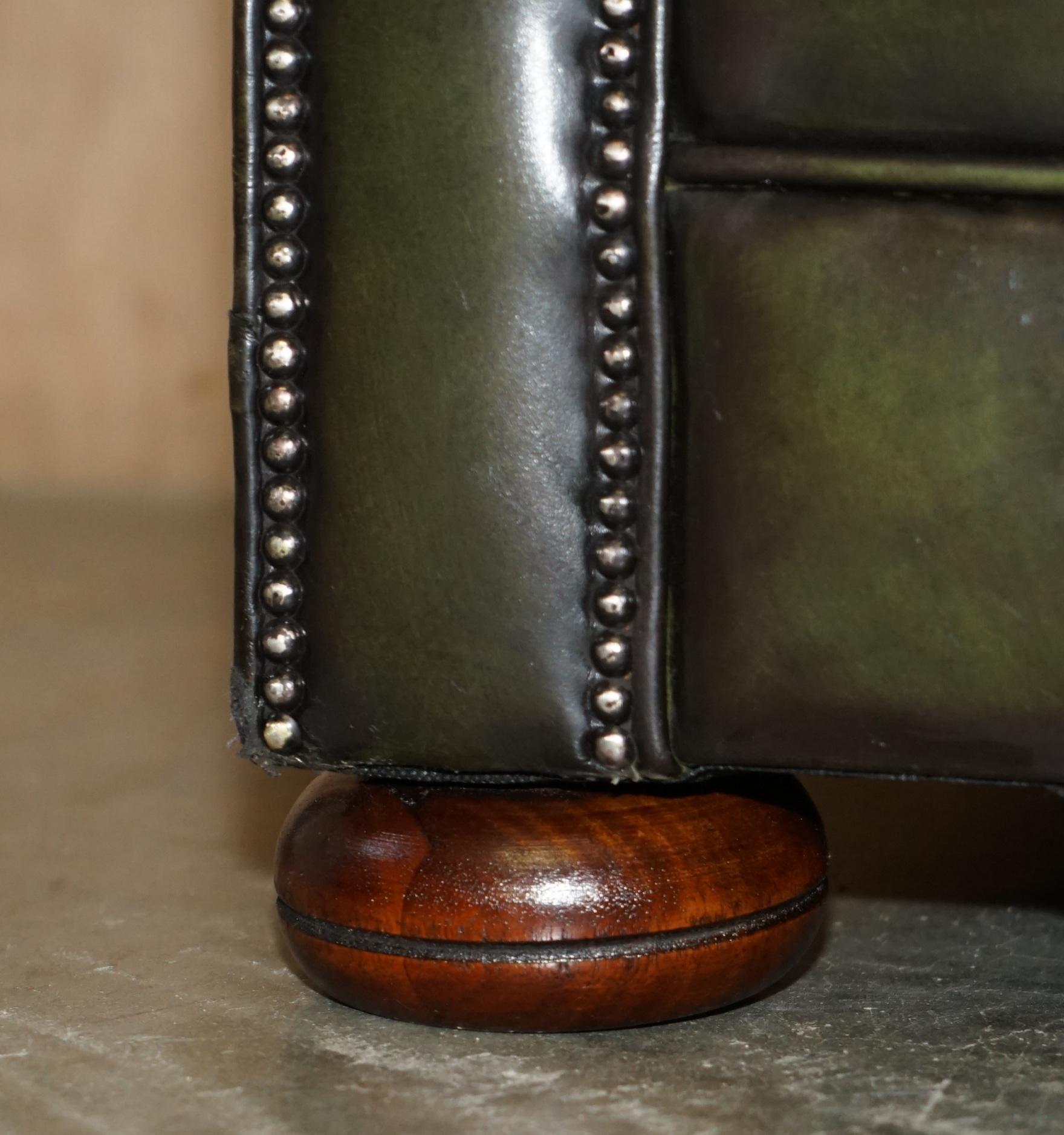 Canapé en cuir vert de style Régence restauré CIRCA 1950 CHESTERFIELD TUFTED en vente 7