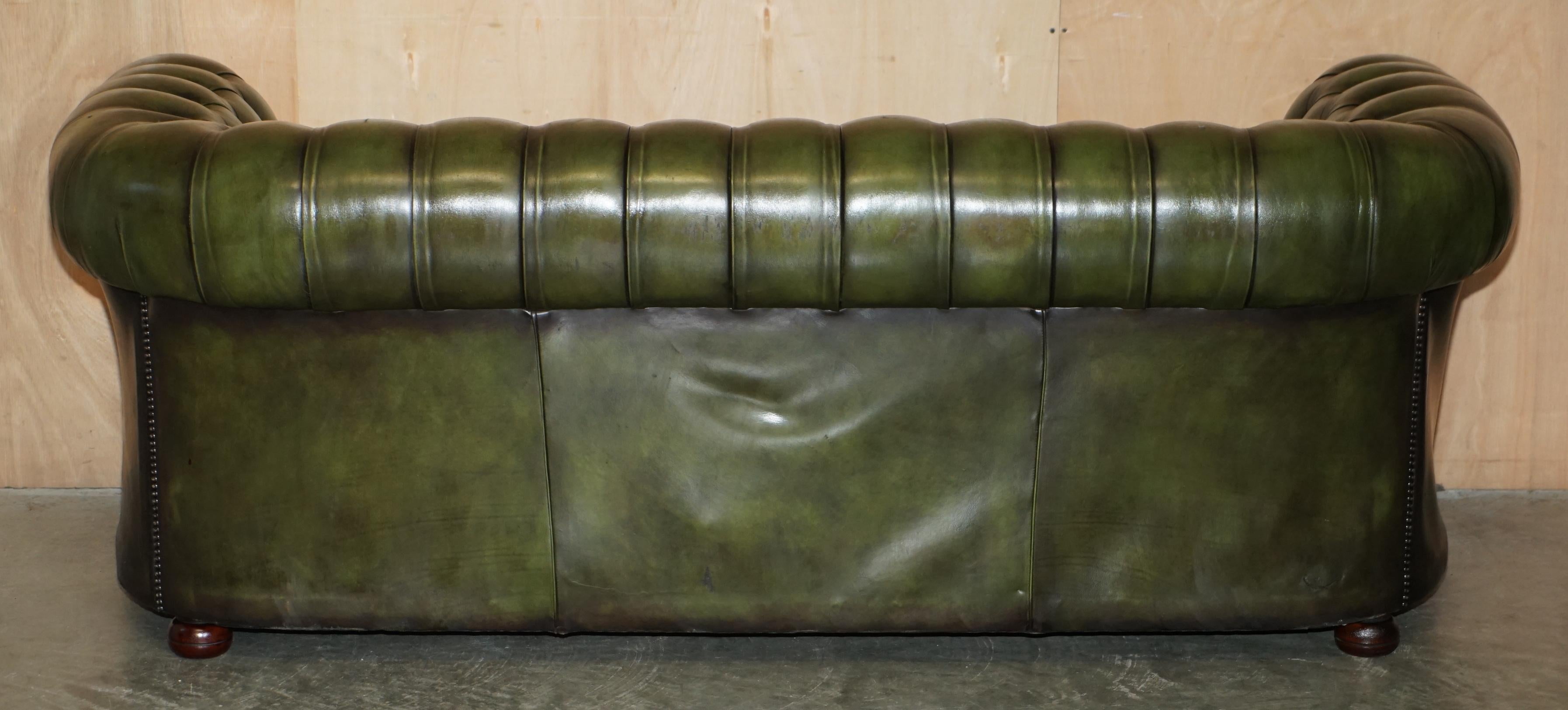 Canapé en cuir vert de style Régence restauré CIRCA 1950 CHESTERFIELD TUFTED en vente 9