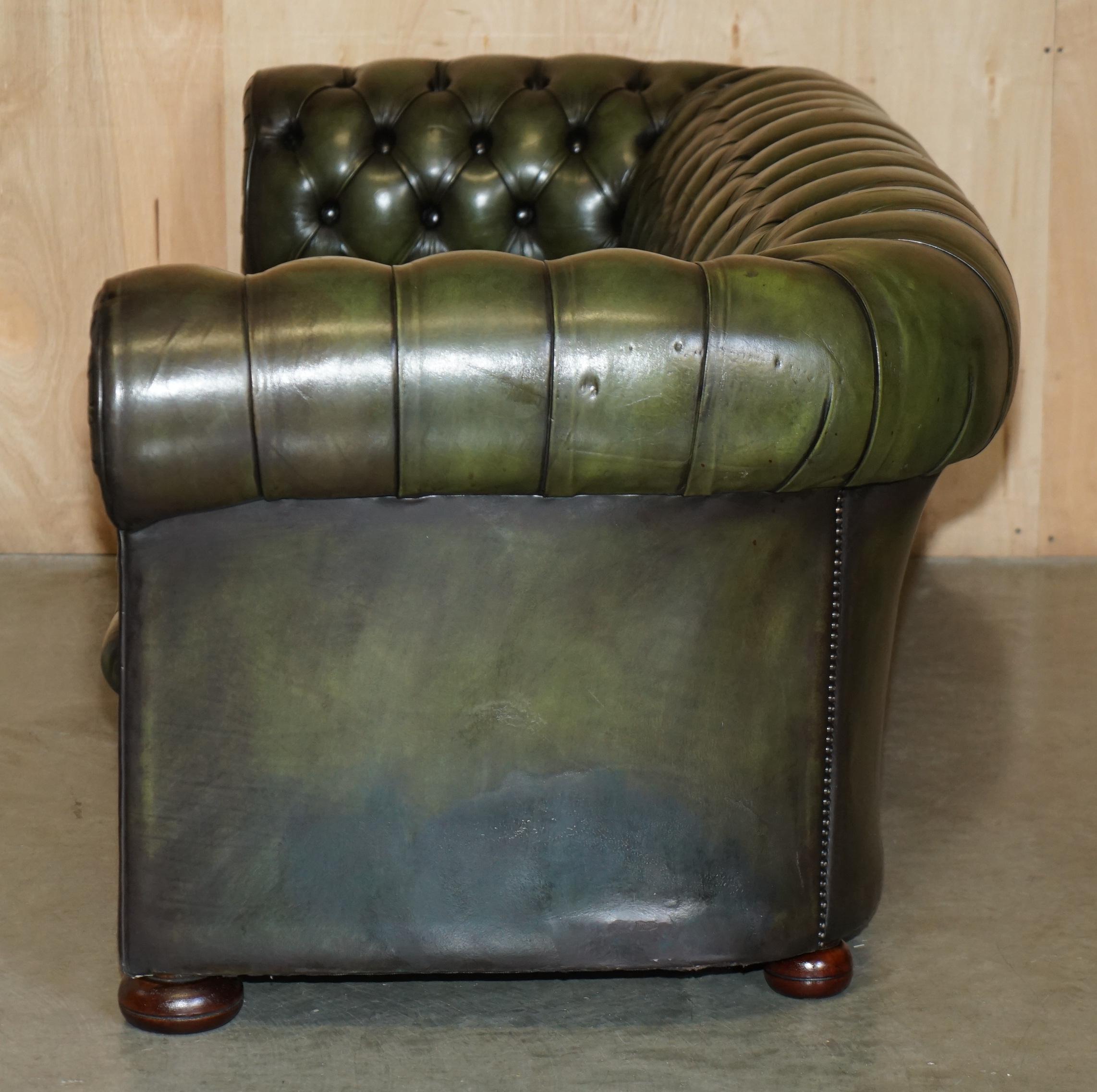 Canapé en cuir vert de style Régence restauré CIRCA 1950 CHESTERFIELD TUFTED en vente 10