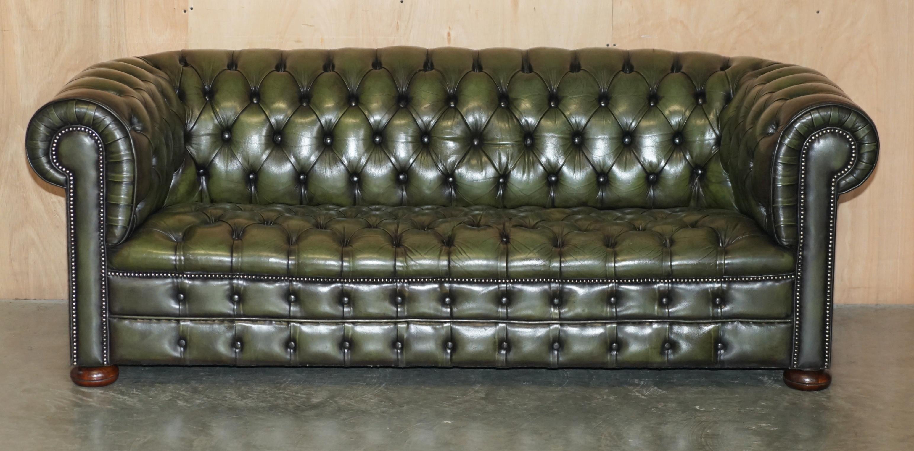 Royal House Antiques

The House Antiques a le plaisir de proposer à la vente ce superbe canapé Chesterfield en cuir vert entièrement restauré, datant des années 1950-1960.

Veuillez noter que les frais de livraison indiqués ne sont qu'un guide, ils
