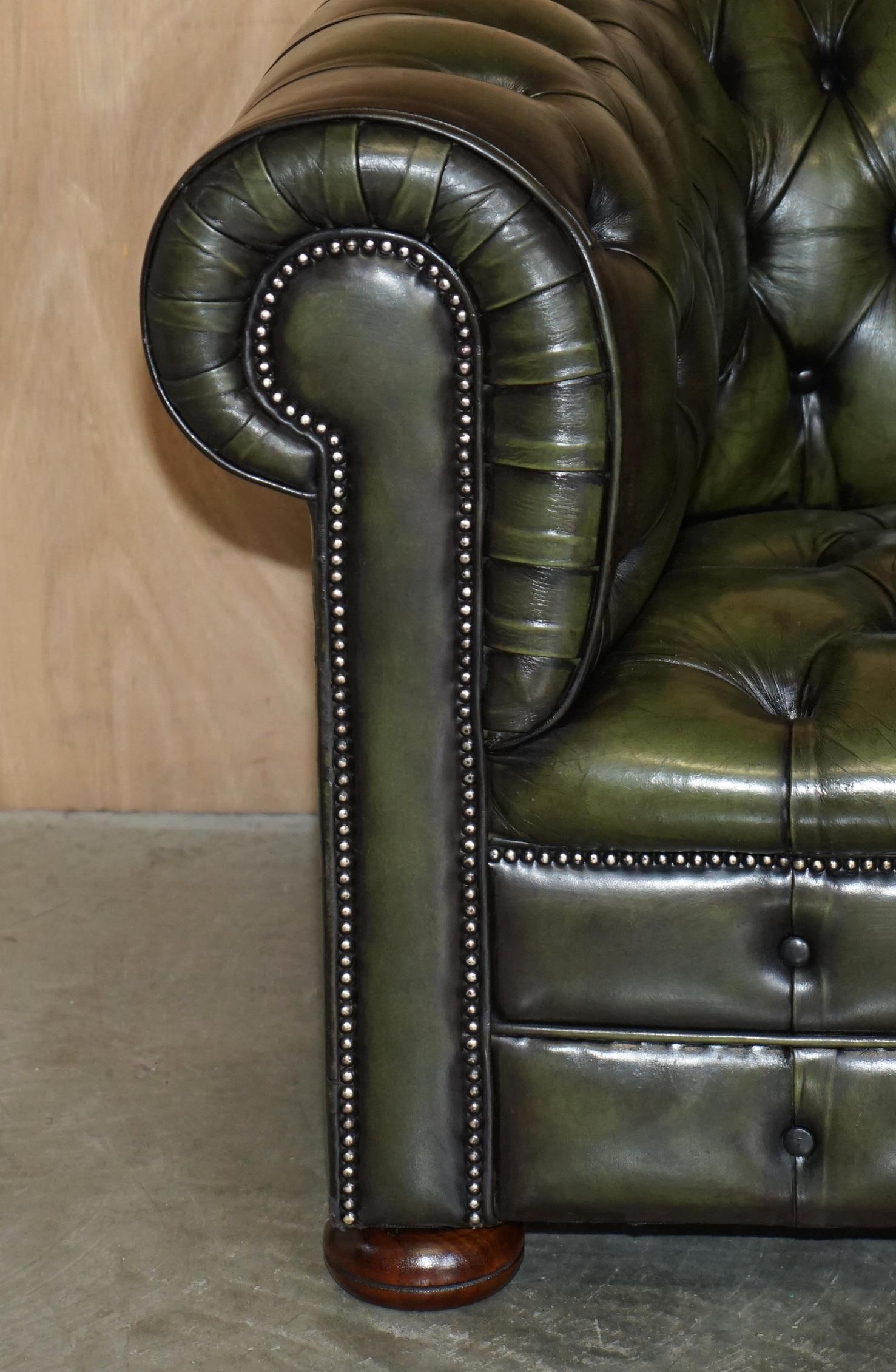 Regency Canapé en cuir vert de style Régence restauré CIRCA 1950 CHESTERFIELD TUFTED en vente