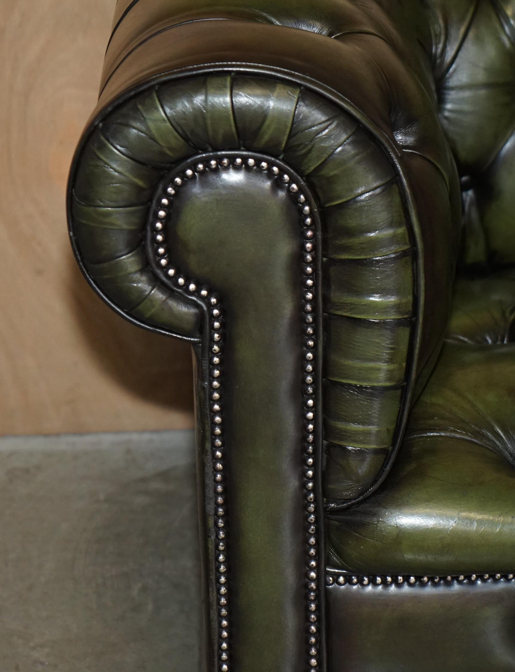 Anglais Canapé en cuir vert de style Régence restauré CIRCA 1950 CHESTERFIELD TUFTED en vente
