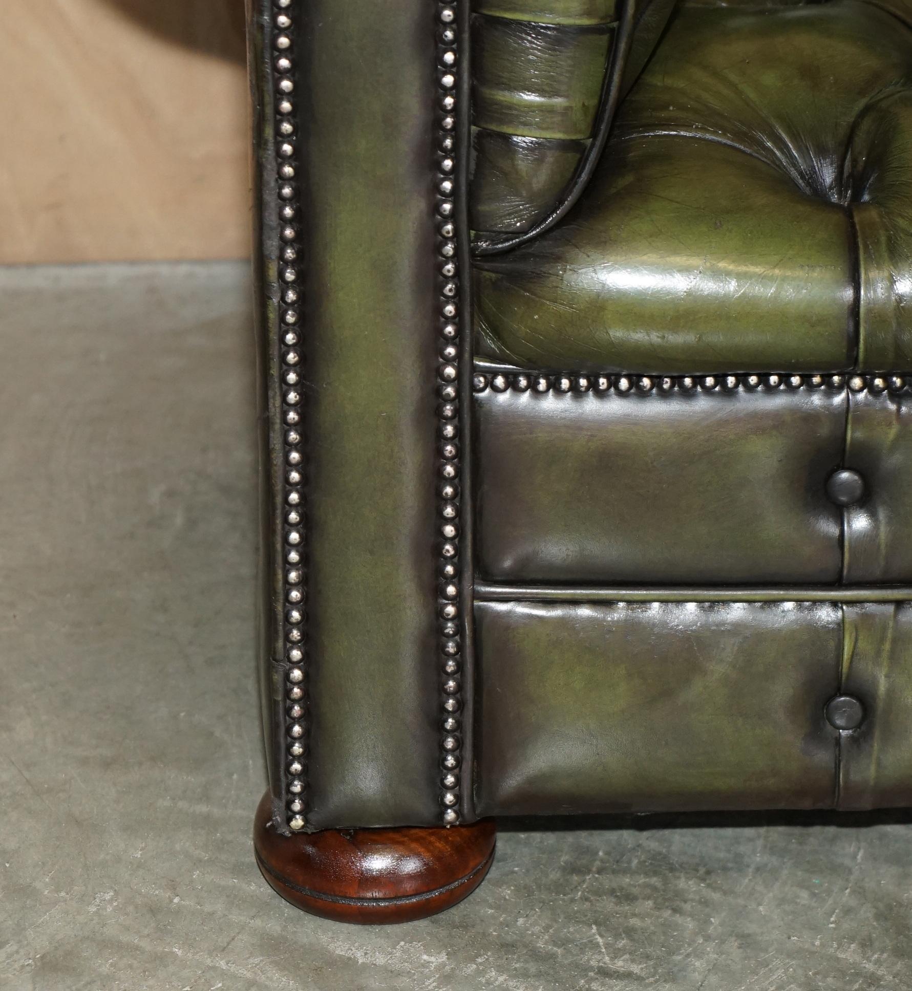 Fait main Canapé en cuir vert de style Régence restauré CIRCA 1950 CHESTERFIELD TUFTED en vente