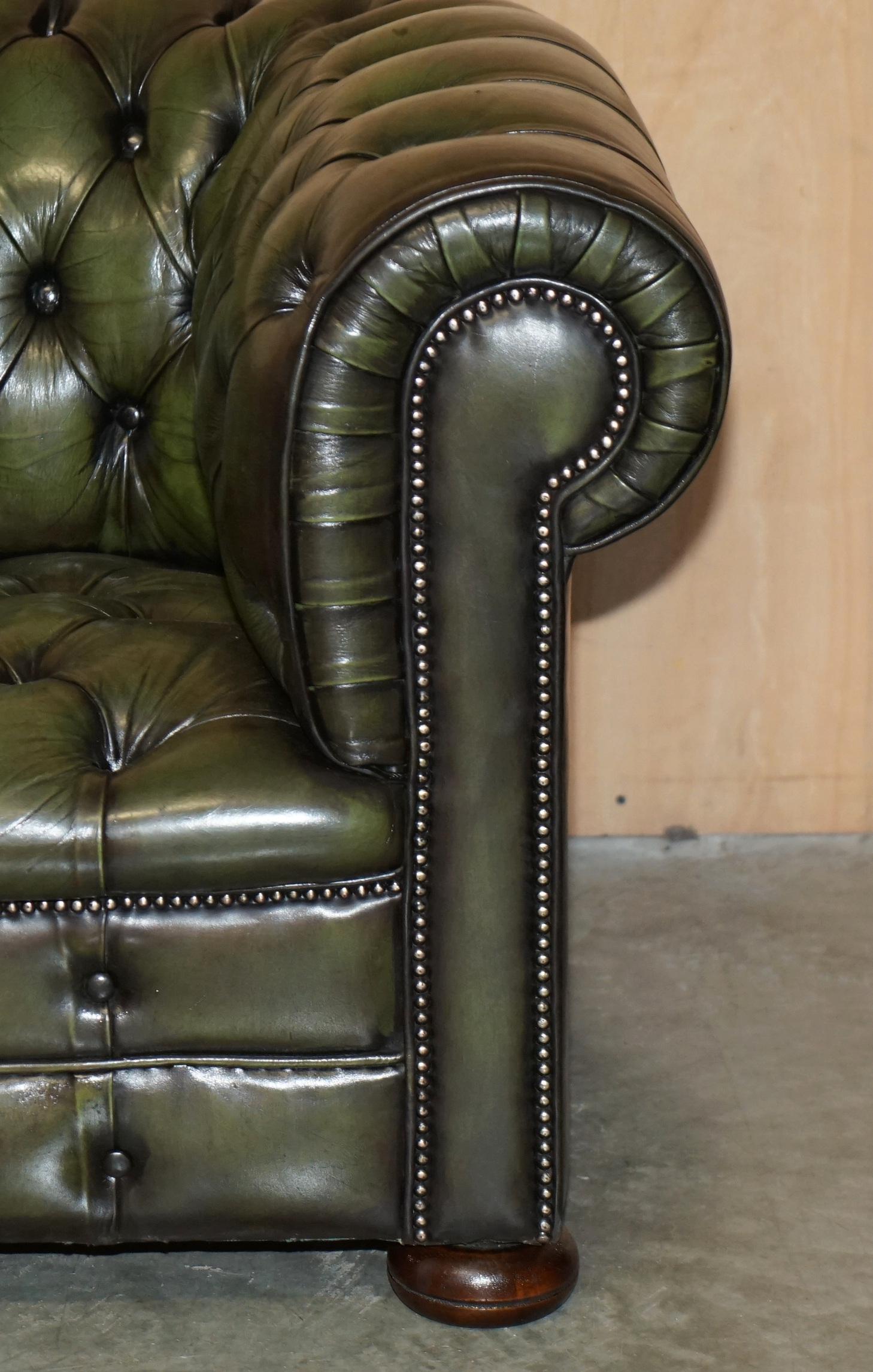Canapé en cuir vert de style Régence restauré CIRCA 1950 CHESTERFIELD TUFTED Bon état - En vente à West Sussex, Pulborough