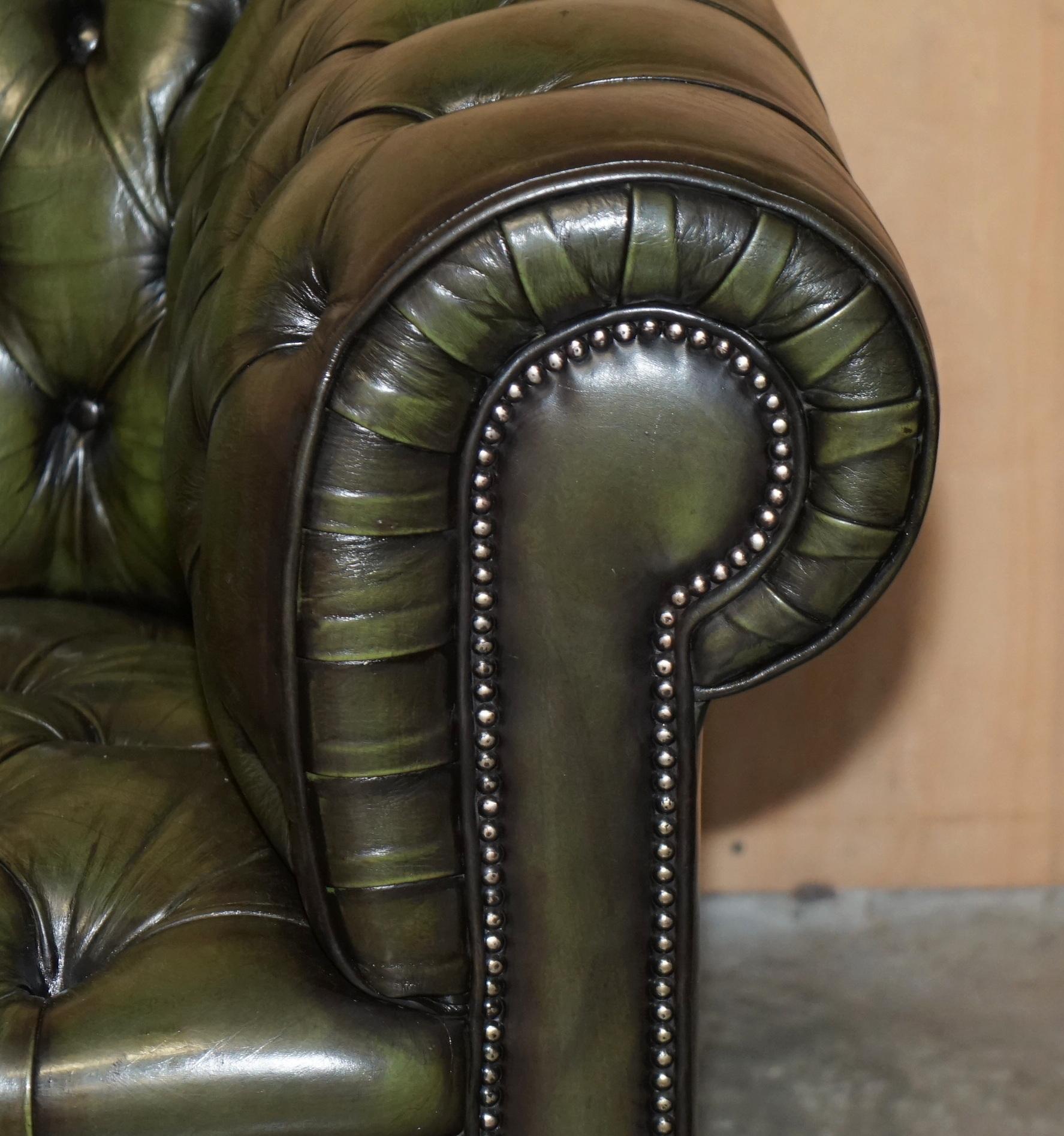 Milieu du XXe siècle Canapé en cuir vert de style Régence restauré CIRCA 1950 CHESTERFIELD TUFTED en vente