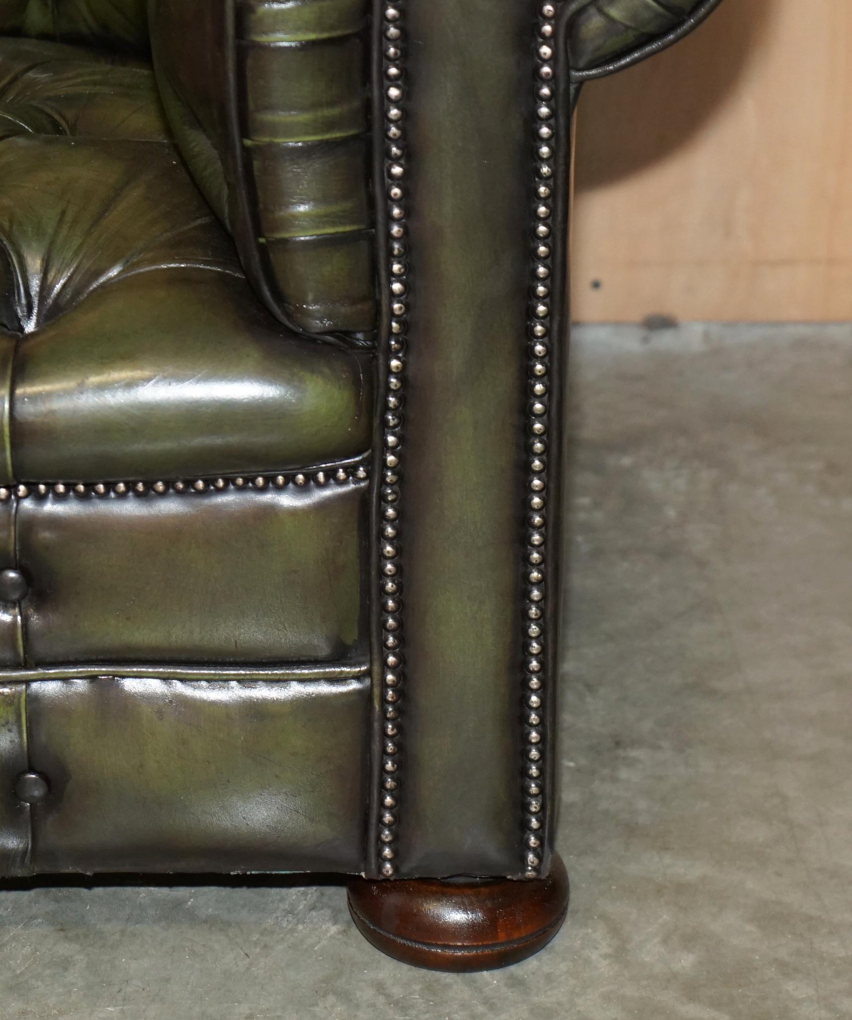 Cuir Canapé en cuir vert de style Régence restauré CIRCA 1950 CHESTERFIELD TUFTED en vente