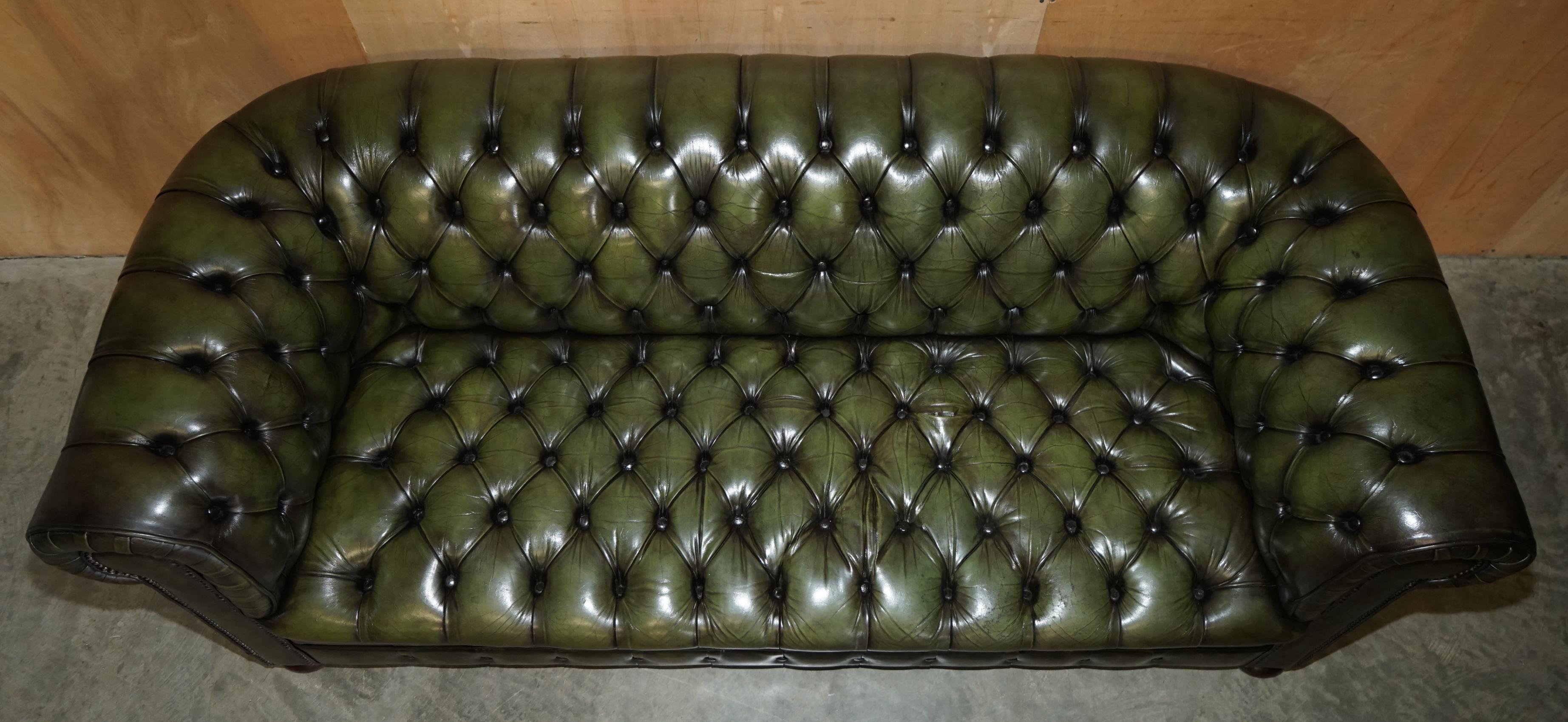 Canapé en cuir vert de style Régence restauré CIRCA 1950 CHESTERFIELD TUFTED en vente 1
