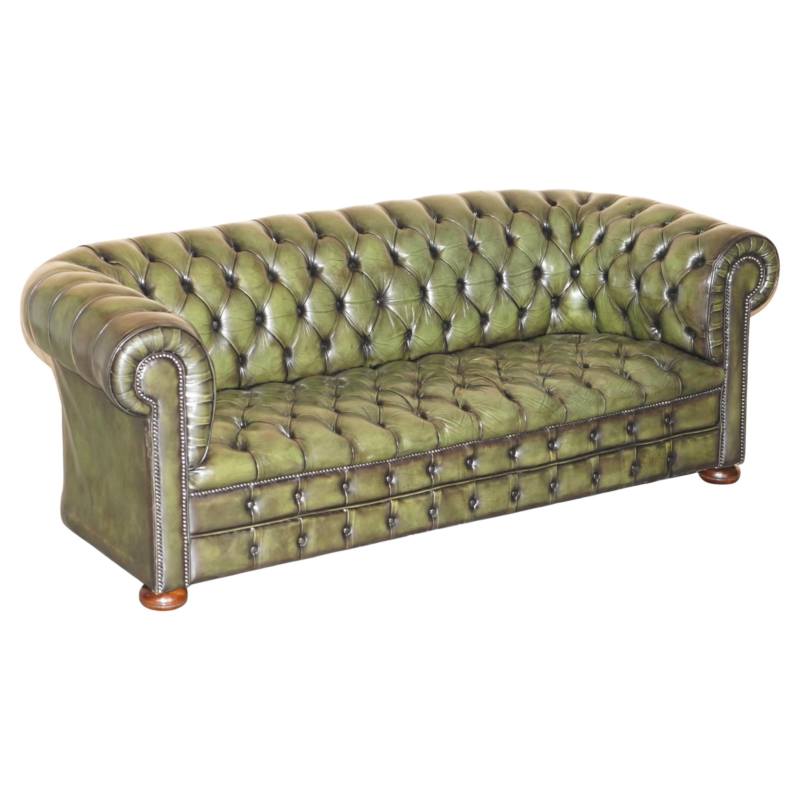 ViNTAGE RESTORIERT REGENCY GREEN LEATHER CIRCA 1950'S CHESTERFIELD TUFTED SOFA
