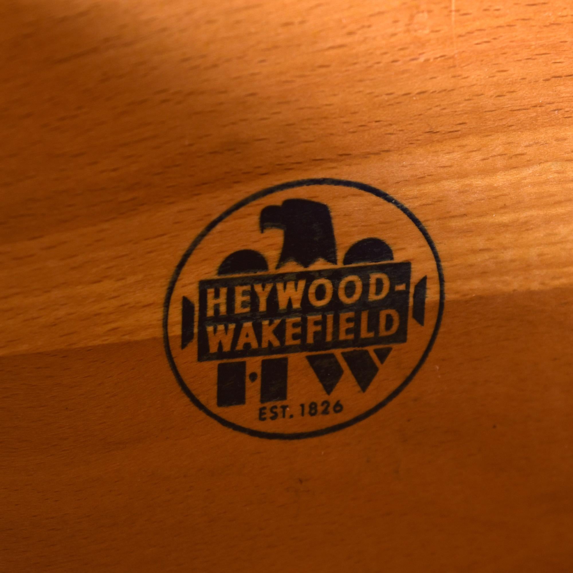 Crédence Heywood Wakefield M-1542 à tambour en érable massif restaurée en vente 3