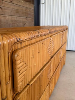 Commode vintage restaurée en rotin fendu, style « Waterfall », à 9 tiroirs