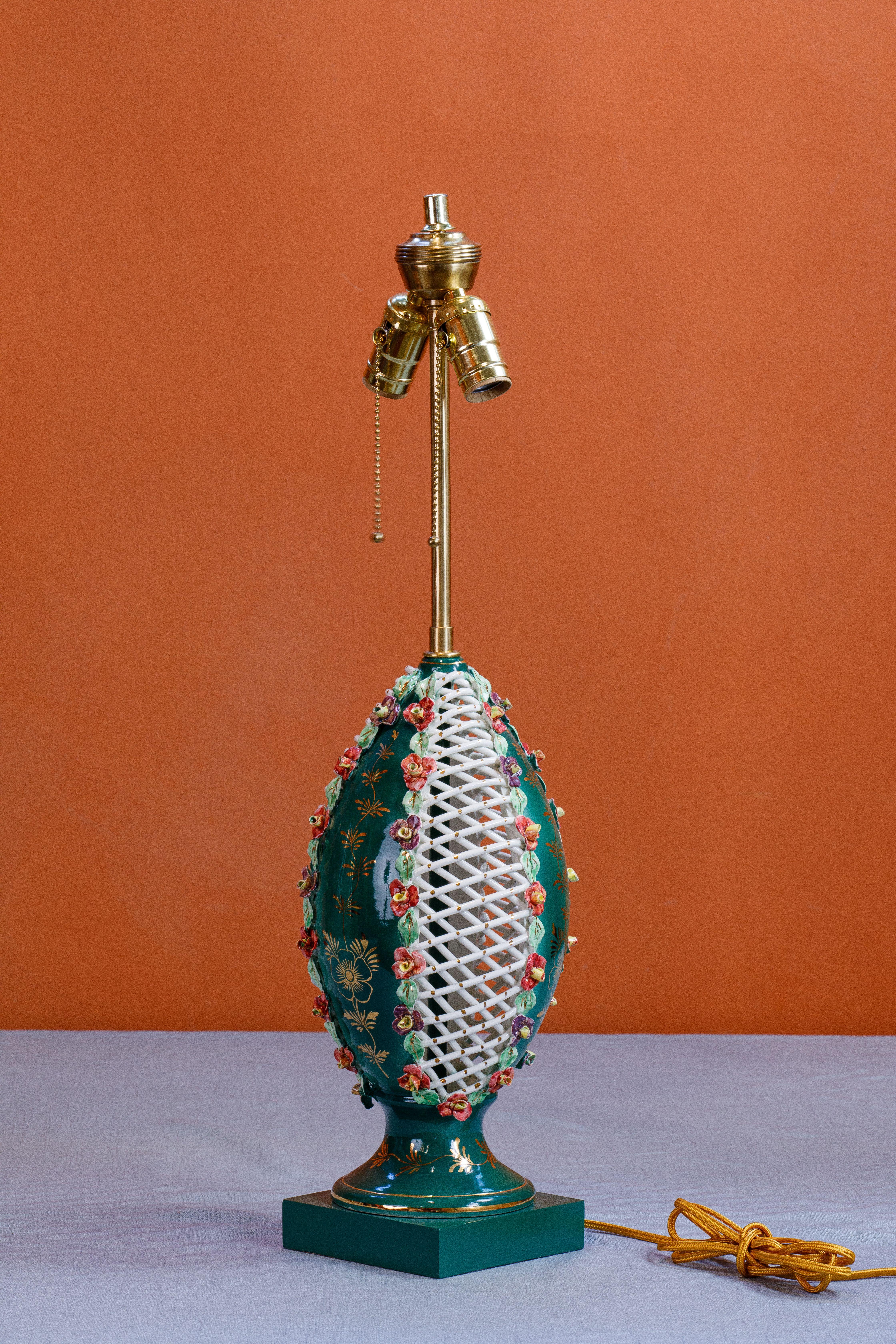 Vintage Reticulated Capodimonte Lamp with Green Background and Double Socket In Good Condition For Sale In Houston, TX