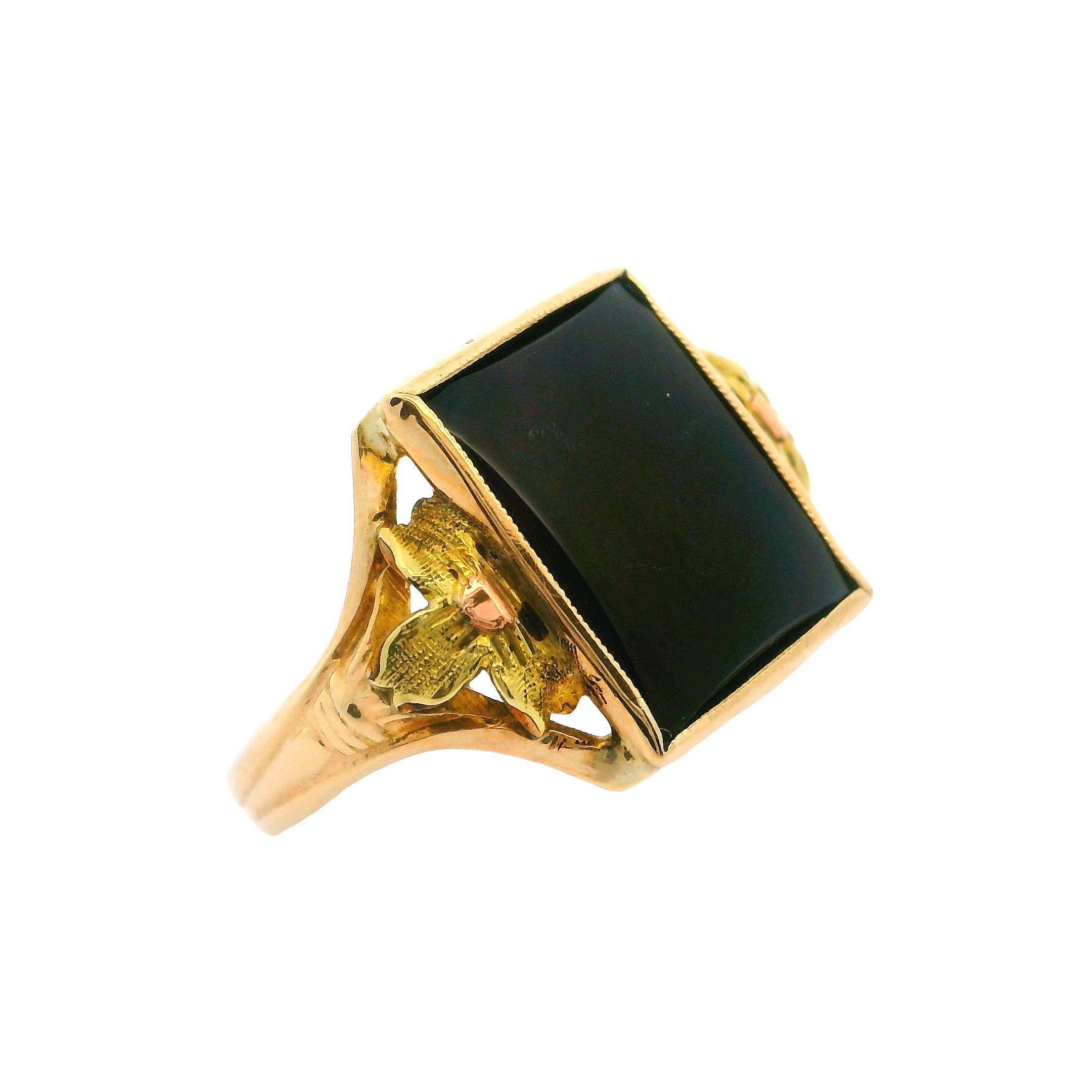-Stein(e)-
(1) Natürlicher echter Onyx - Rechteckiger Schliff - Lünettenfassung - Farbe Schwarz - 11,36 x 9,35 mm (ca.)

MATERIAL: 10k Gelbgold - Grün & Rose Gold Blume Details
Gewicht: 1.84 Gramm
Ringgröße: 6.5 (passt auf den Finger, bitte