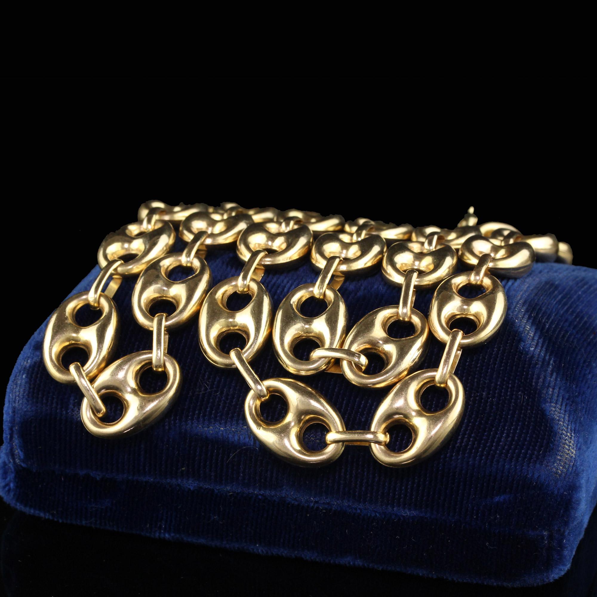 Magnifique chaîne vintage rétro en or jaune 10K à maillons Marin - 27 pouces. Ce magnifique collier Retro Marin est réalisé en or jaune 10k. La chaîne comporte des maillons semi-creux bouffants qui font le tour du collier. Ils sont tous en bon état