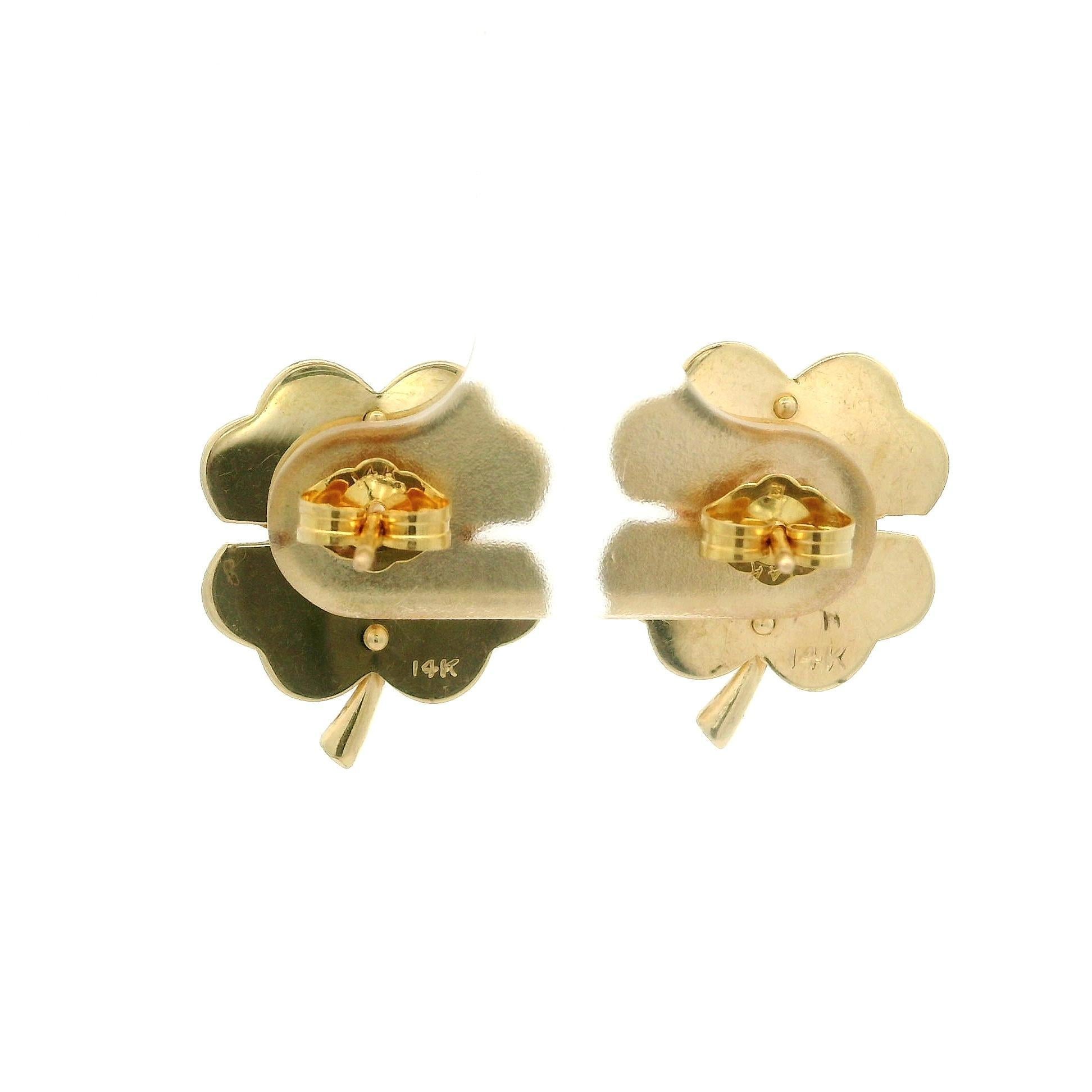 Vintage Retro 14k Solid Gold Diamond Four Leaf Clover Fluted Lucky Stud Earrings In Excellent Condition For Sale In Montclair, NJ