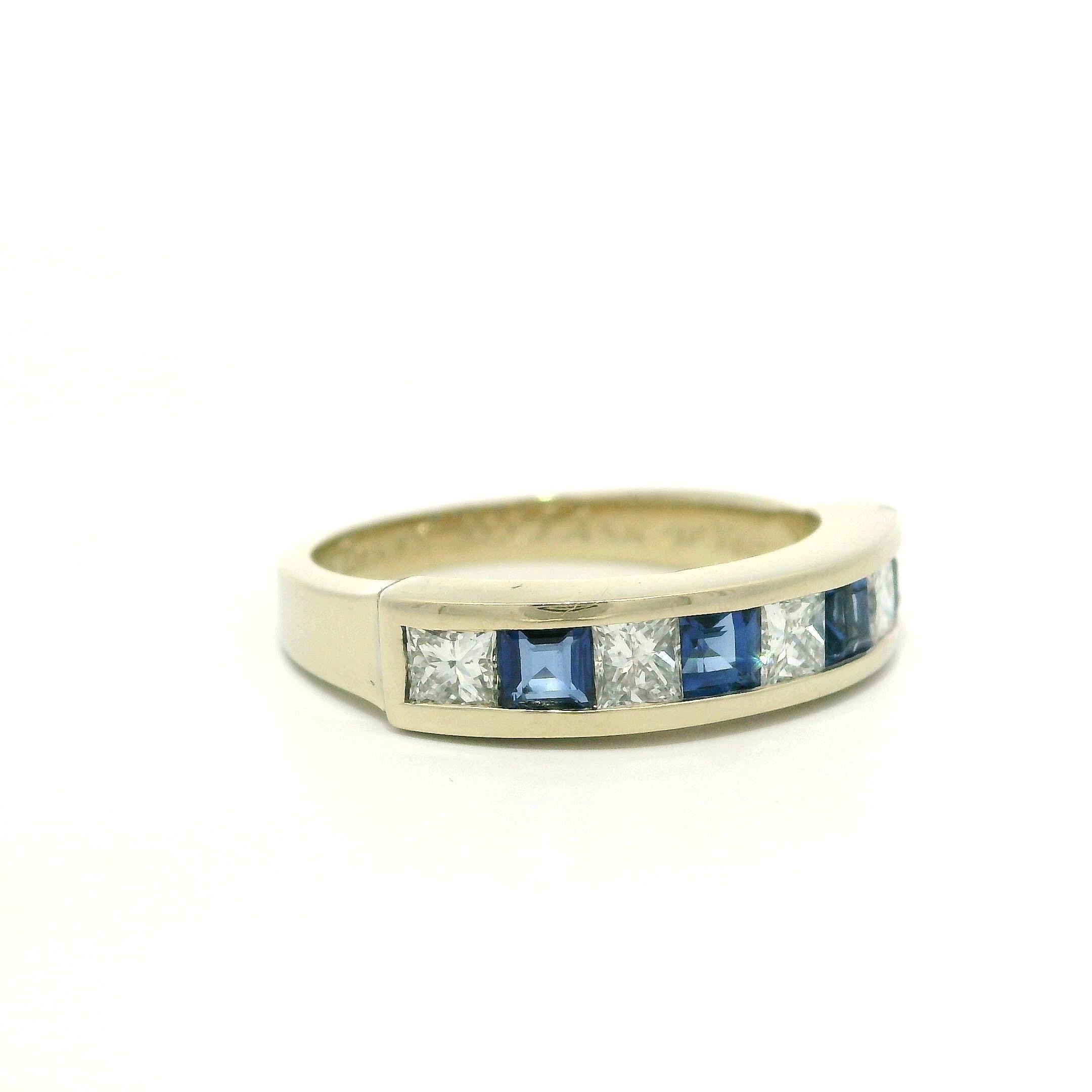 --Stein(e):--
(4) Natürliche echte Saphire - quadratischer Stufenschliff - Kanalfassung - wunderschöne blaue Farbe - 0,60ctw (ca.)
(4) Natürliche echte Diamanten - Princess Square Cut - Kanalfassung - VS1/VS2 Reinheit - G/H Farbe - 0,50ctw