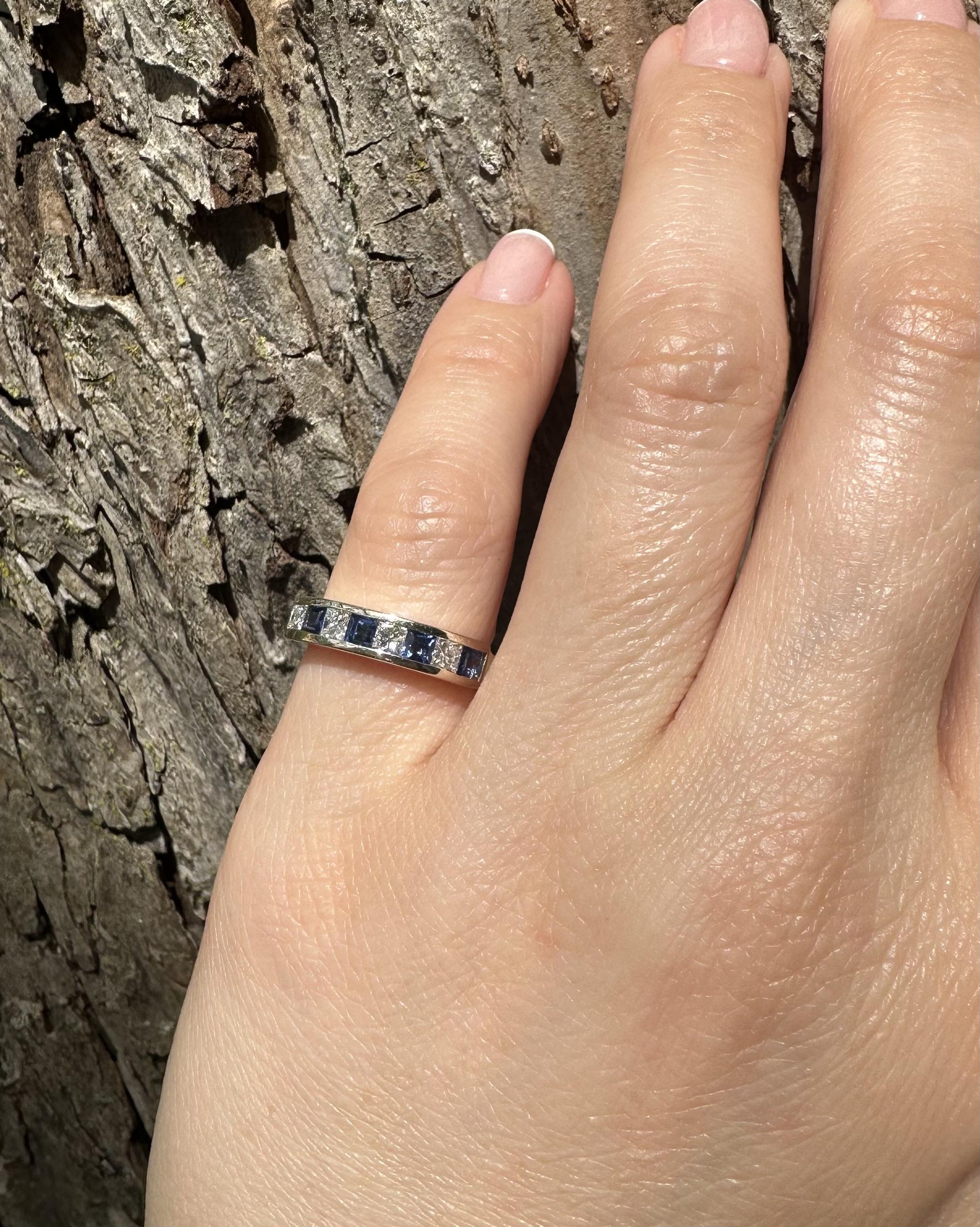 Vintage Retro 14k Weißgold 1.1 Karat Weißgold Bandring mit abwechselnd Saphir und Diamant im Angebot 2
